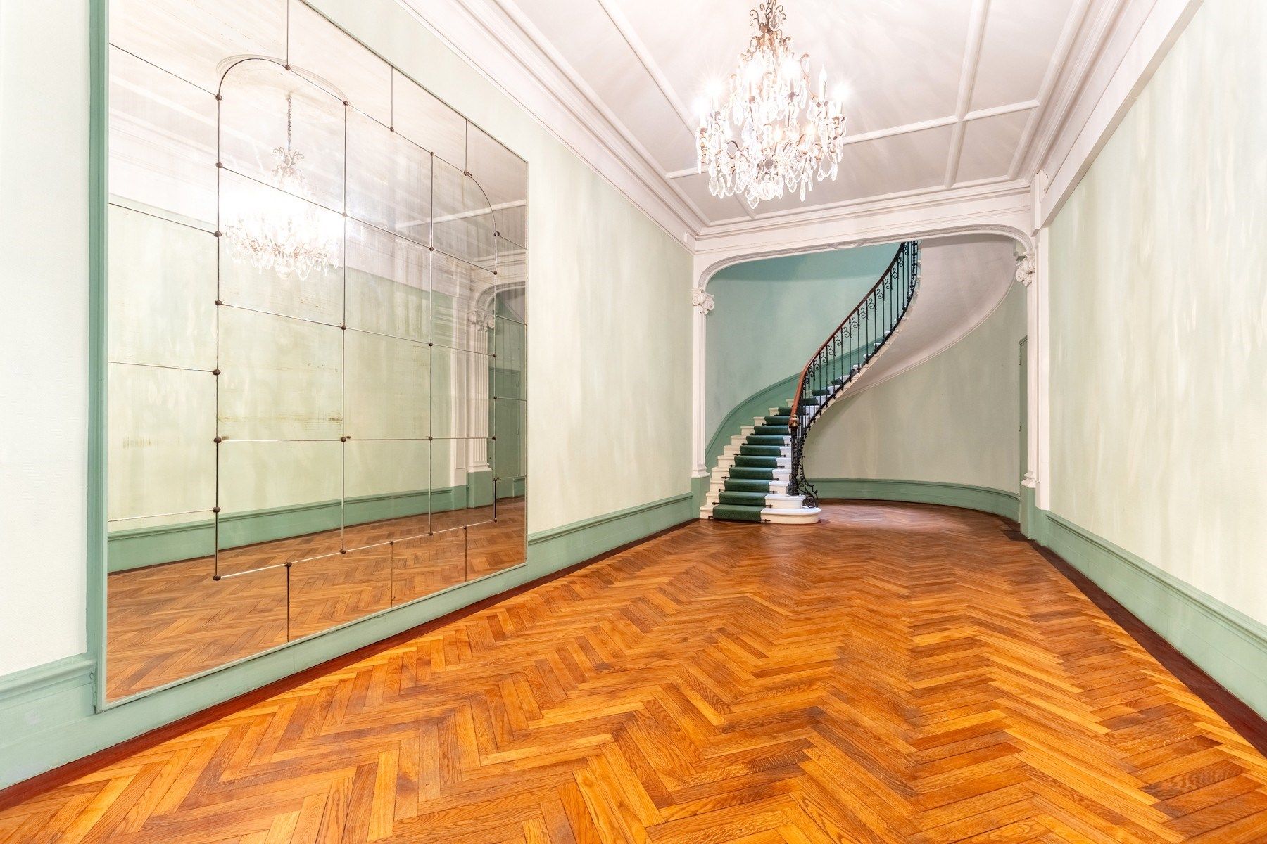 luxury apartment 4 Rooms for sale on BORDEAUX (33000)