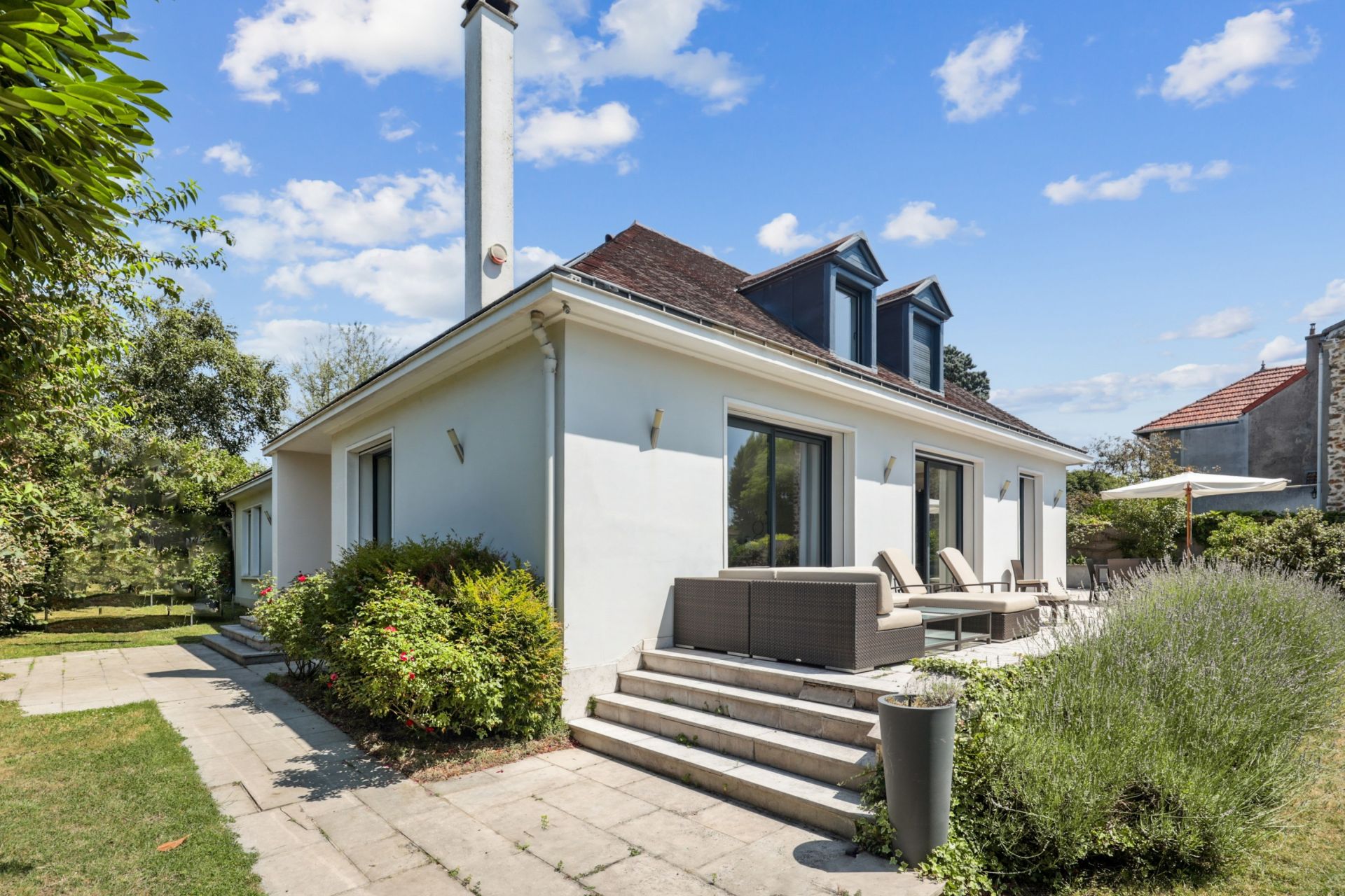 luxury house 9 Rooms for sale on ST CLOUD (92210)