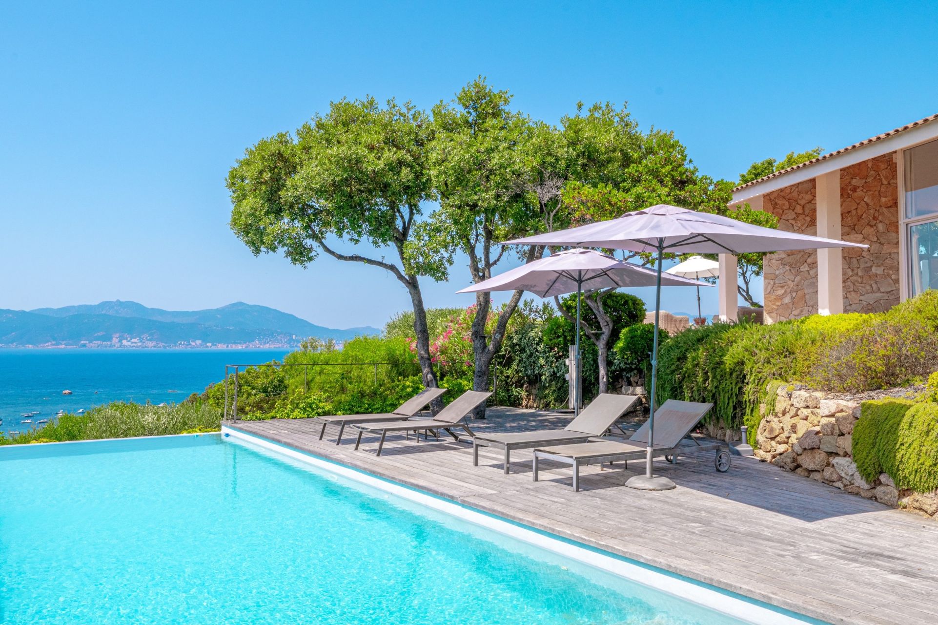luxury villa 10 Rooms for sale on PIETROSELLA (20166)