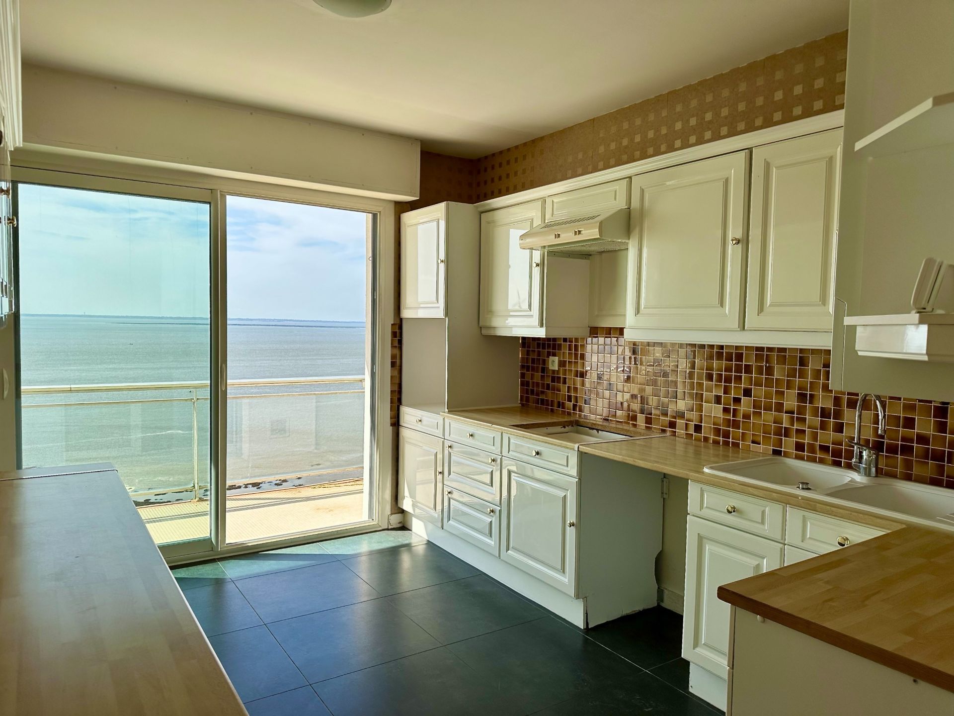 luxury apartment 4 Rooms for sale on ST NAZAIRE (44600)