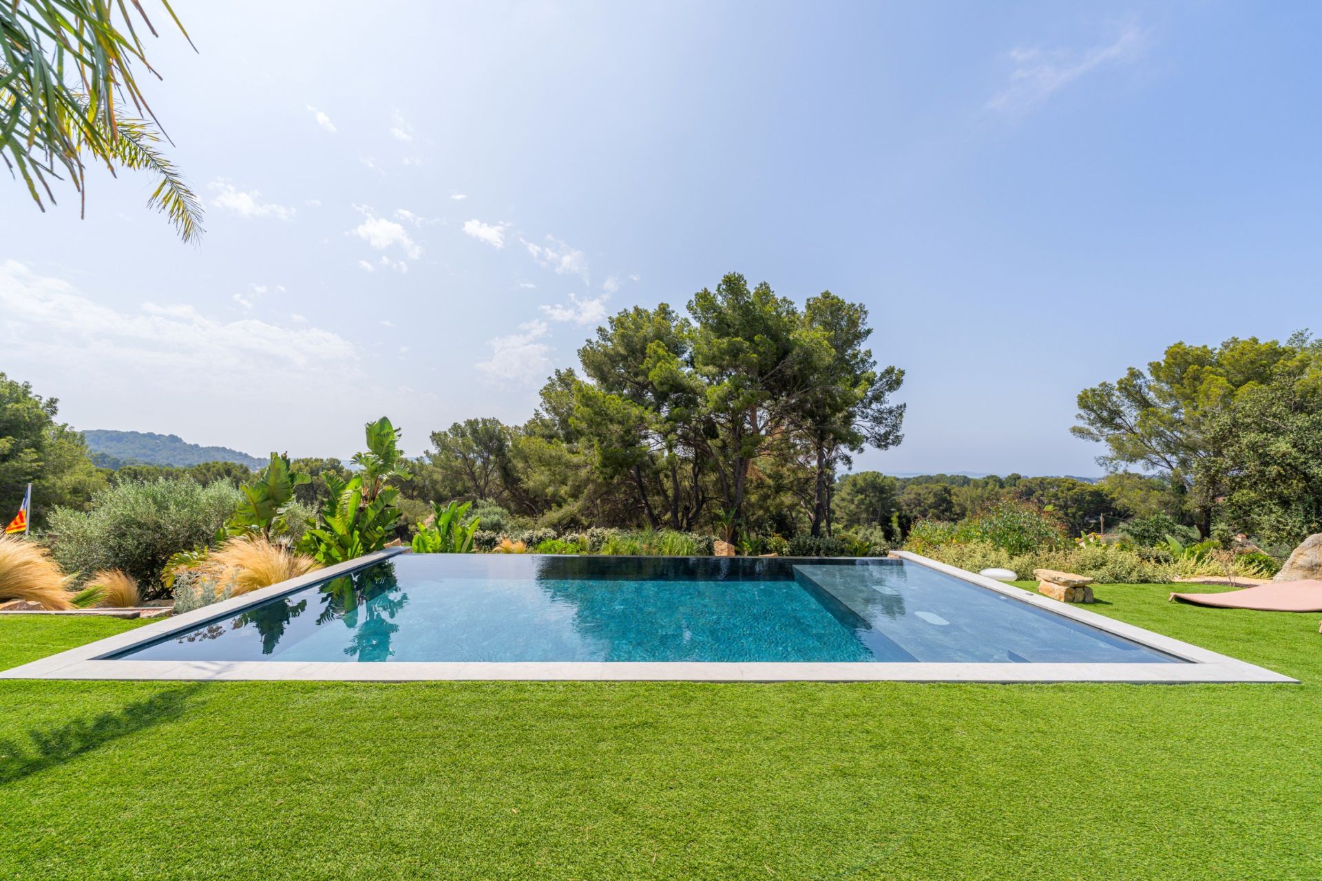 luxury house 8 Rooms for sale on SANARY SUR MER (83110)