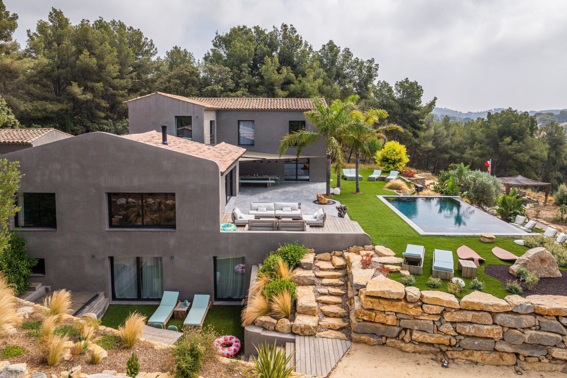 luxury house 8 Rooms for sale on SANARY SUR MER (83110)