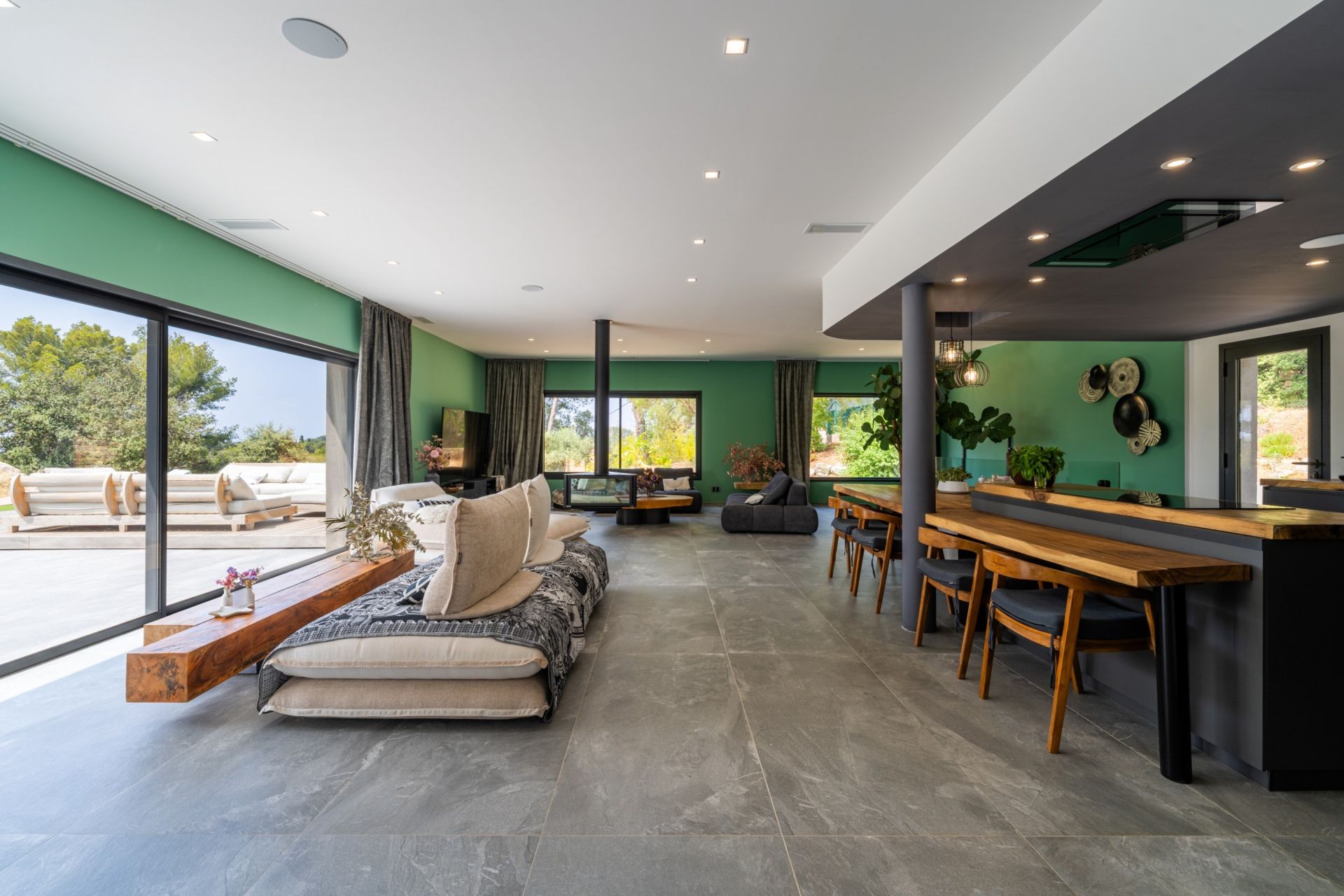 luxury house 8 Rooms for sale on SANARY SUR MER (83110)