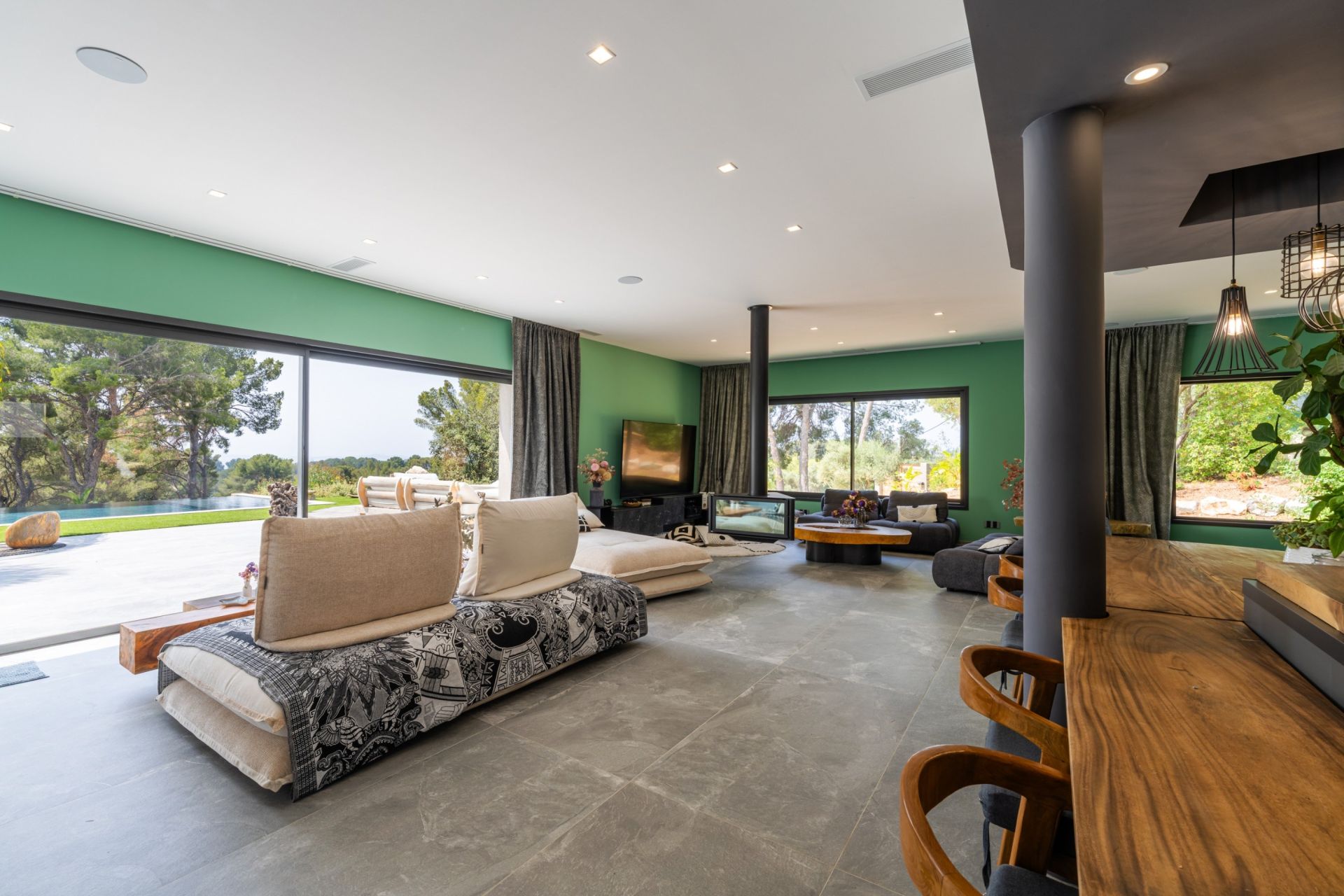 luxury house 8 Rooms for sale on SANARY SUR MER (83110)