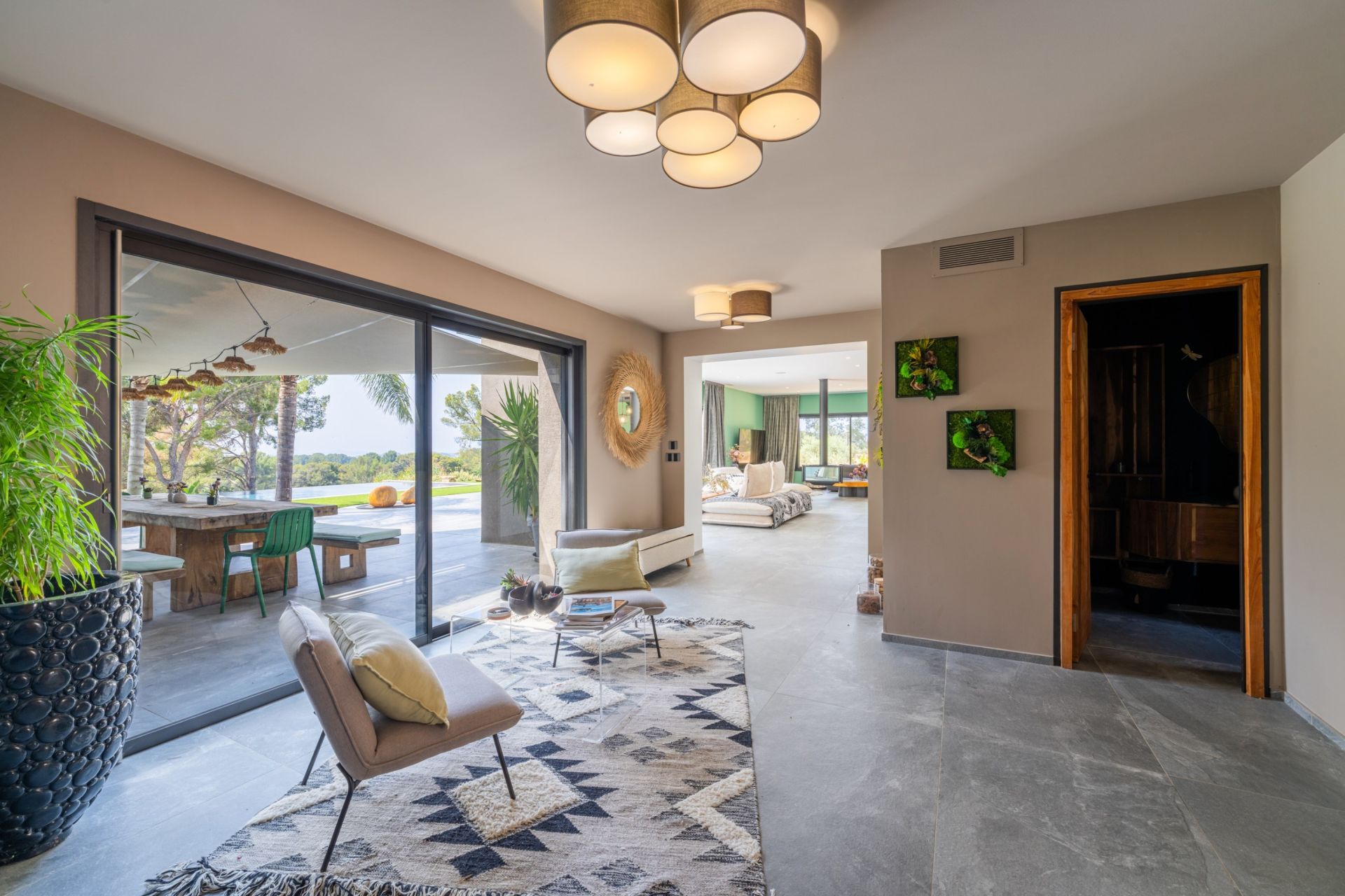 luxury house 8 Rooms for sale on SANARY SUR MER (83110)