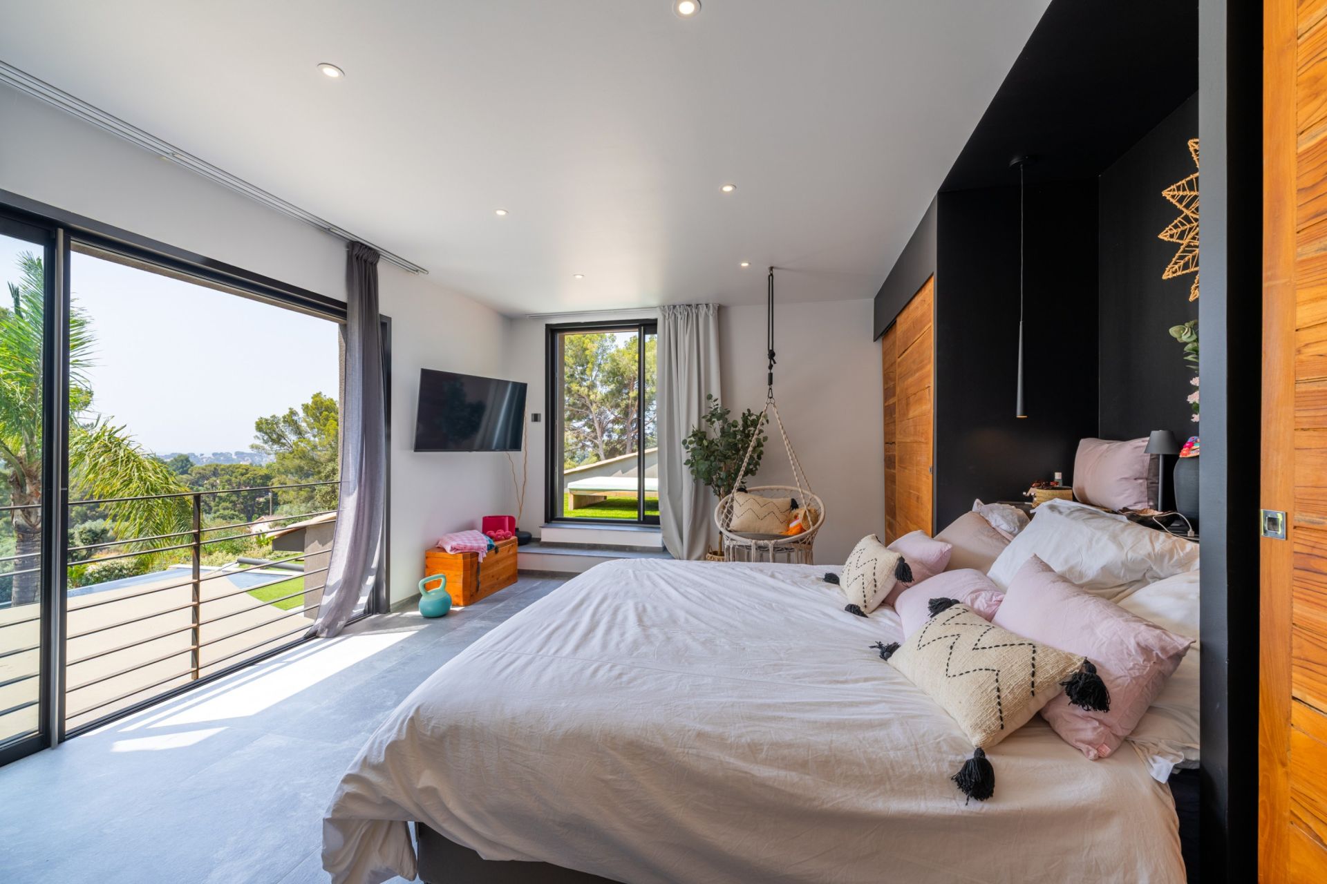 luxury house 8 Rooms for sale on SANARY SUR MER (83110)