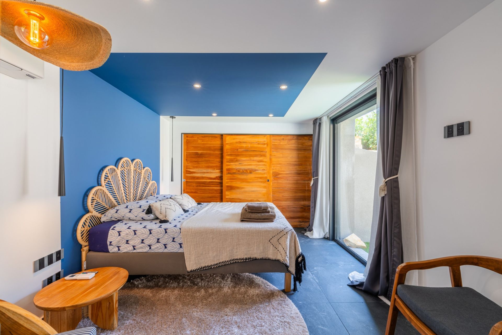 luxury house 8 Rooms for sale on SANARY SUR MER (83110)