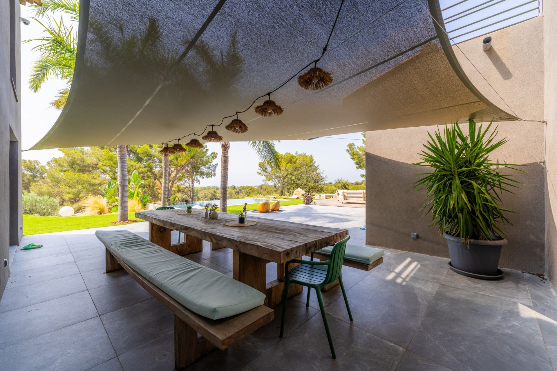 luxury house 8 Rooms for sale on SANARY SUR MER (83110)