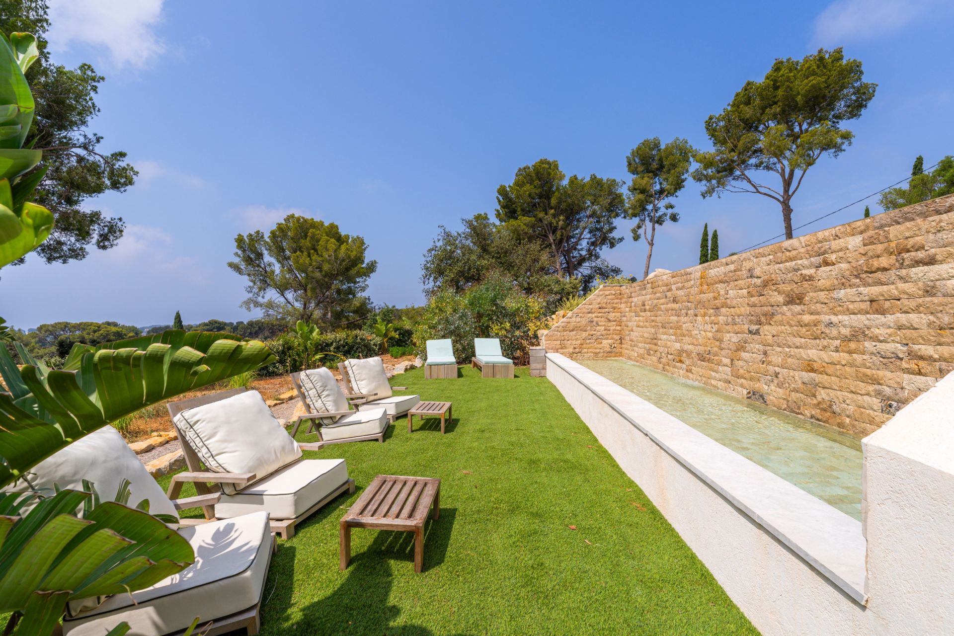 luxury house 8 Rooms for sale on SANARY SUR MER (83110)