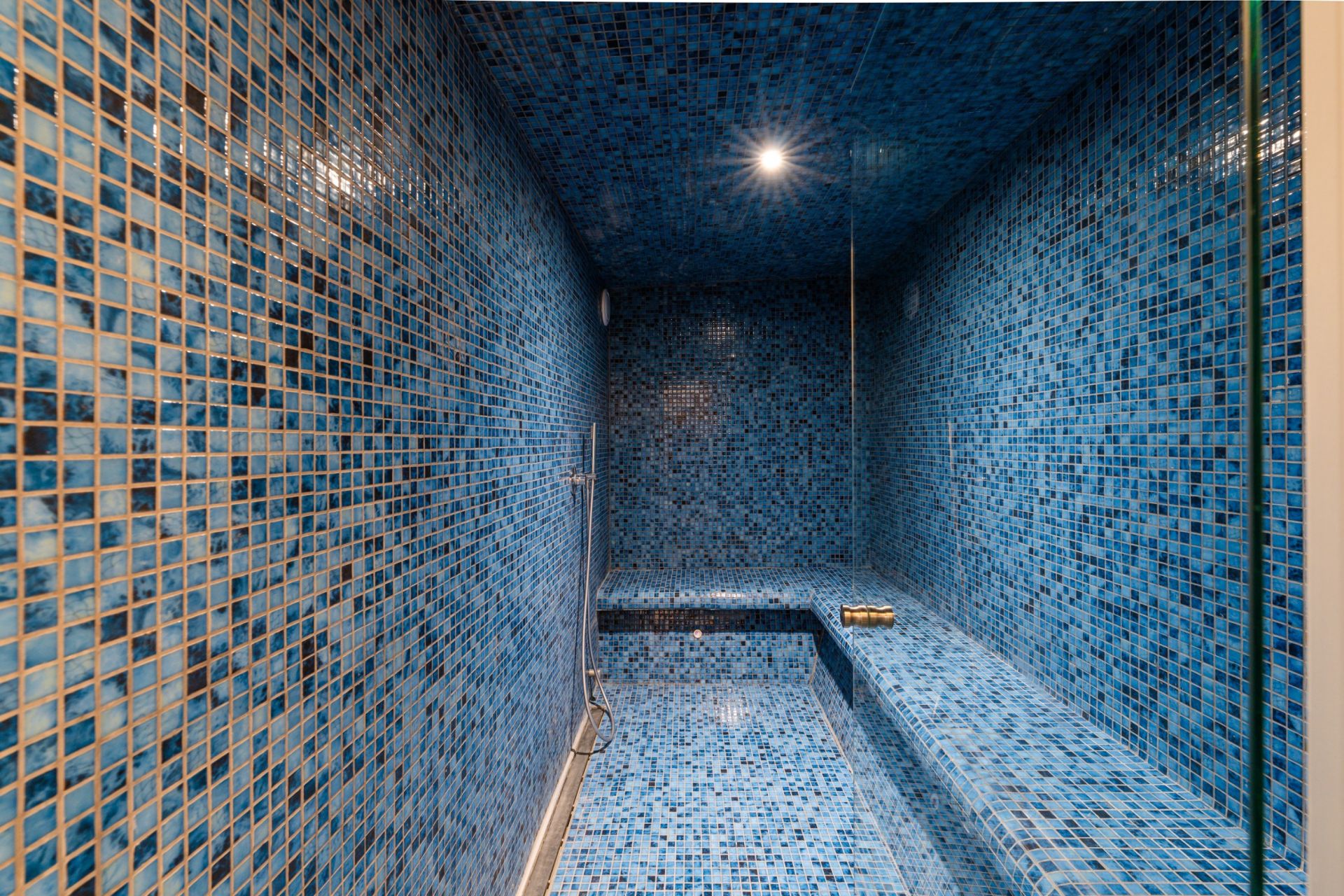 luxury house 8 Rooms for sale on SANARY SUR MER (83110)