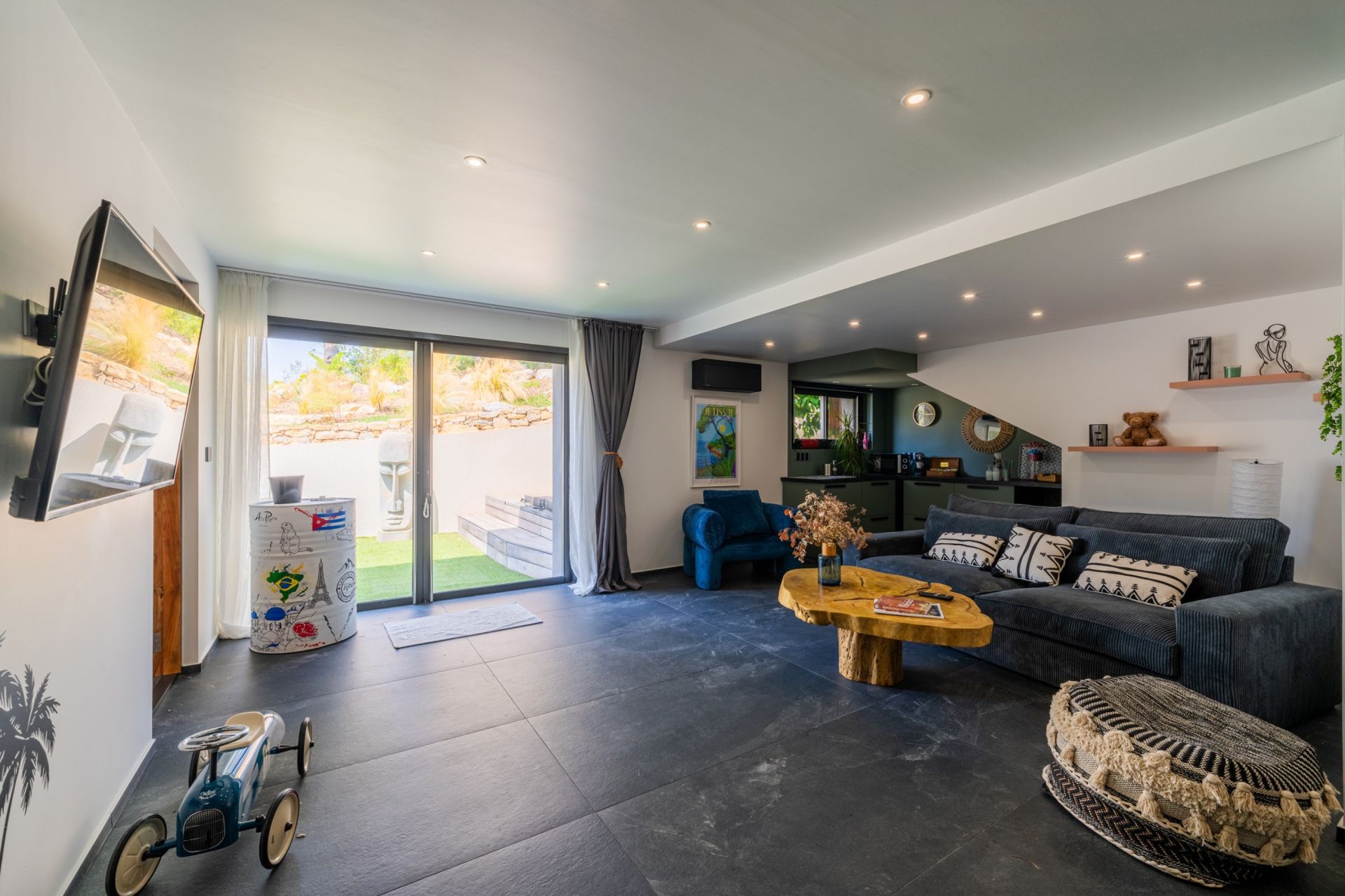 luxury house 8 Rooms for sale on SANARY SUR MER (83110)