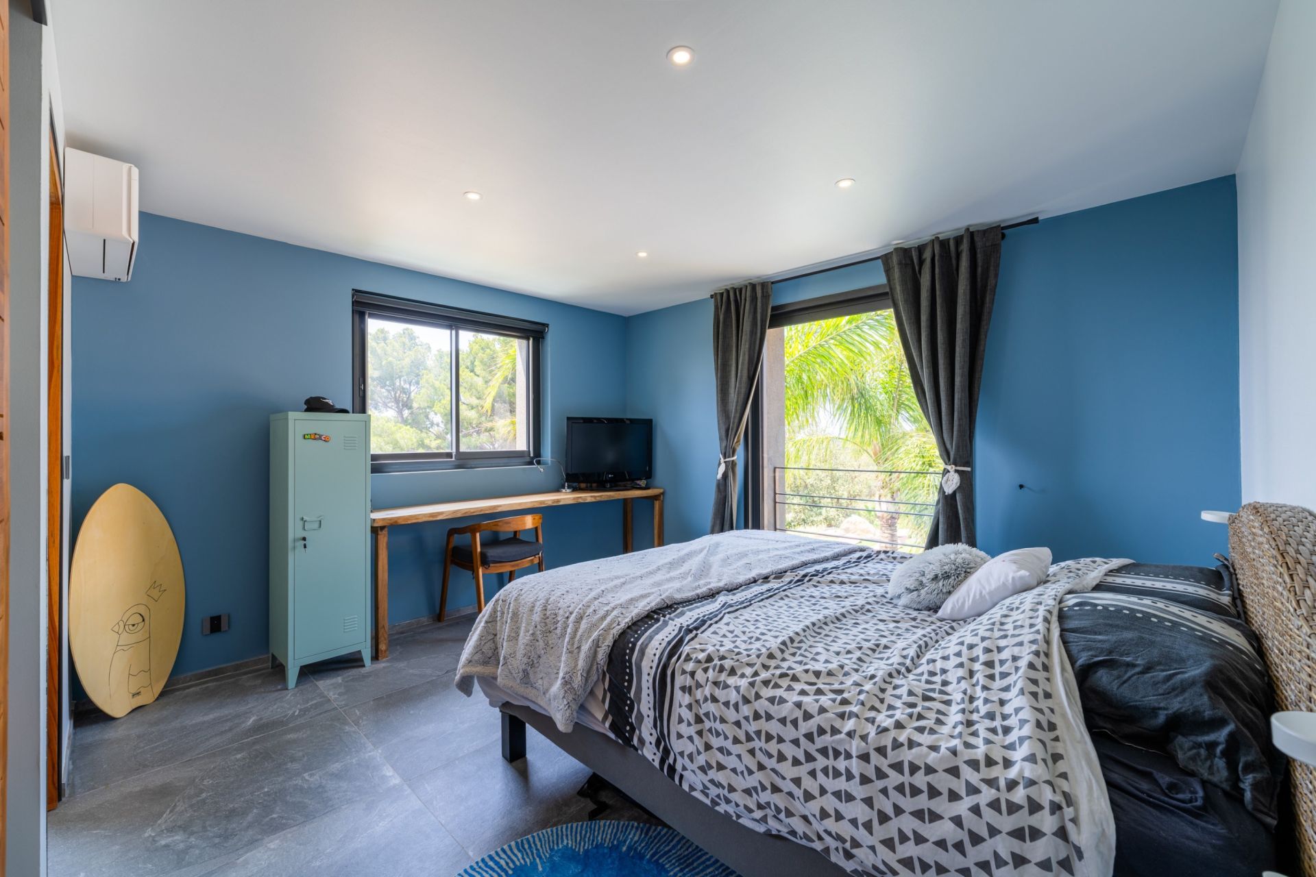 luxury house 8 Rooms for sale on SANARY SUR MER (83110)