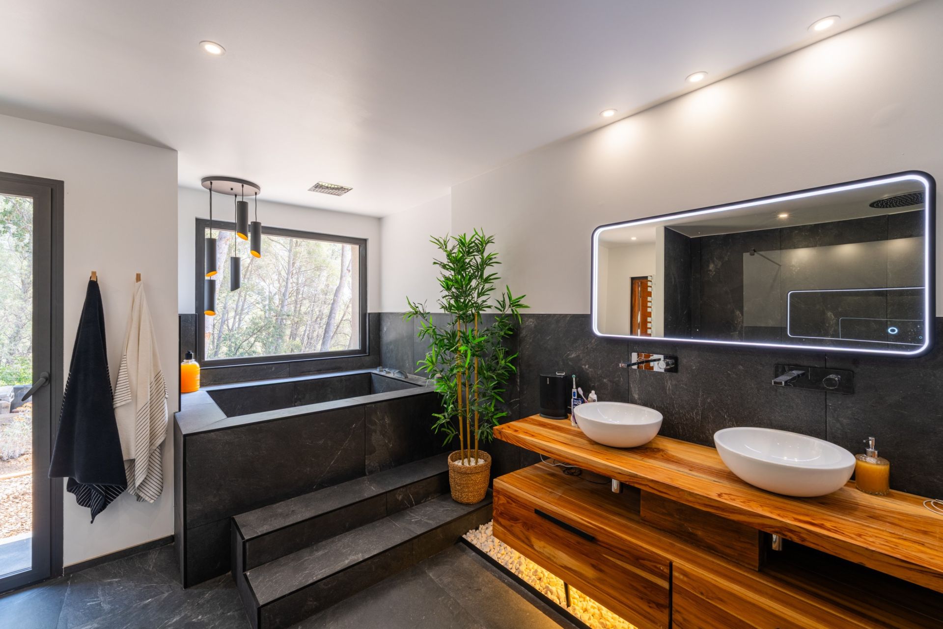 luxury house 8 Rooms for sale on SANARY SUR MER (83110)