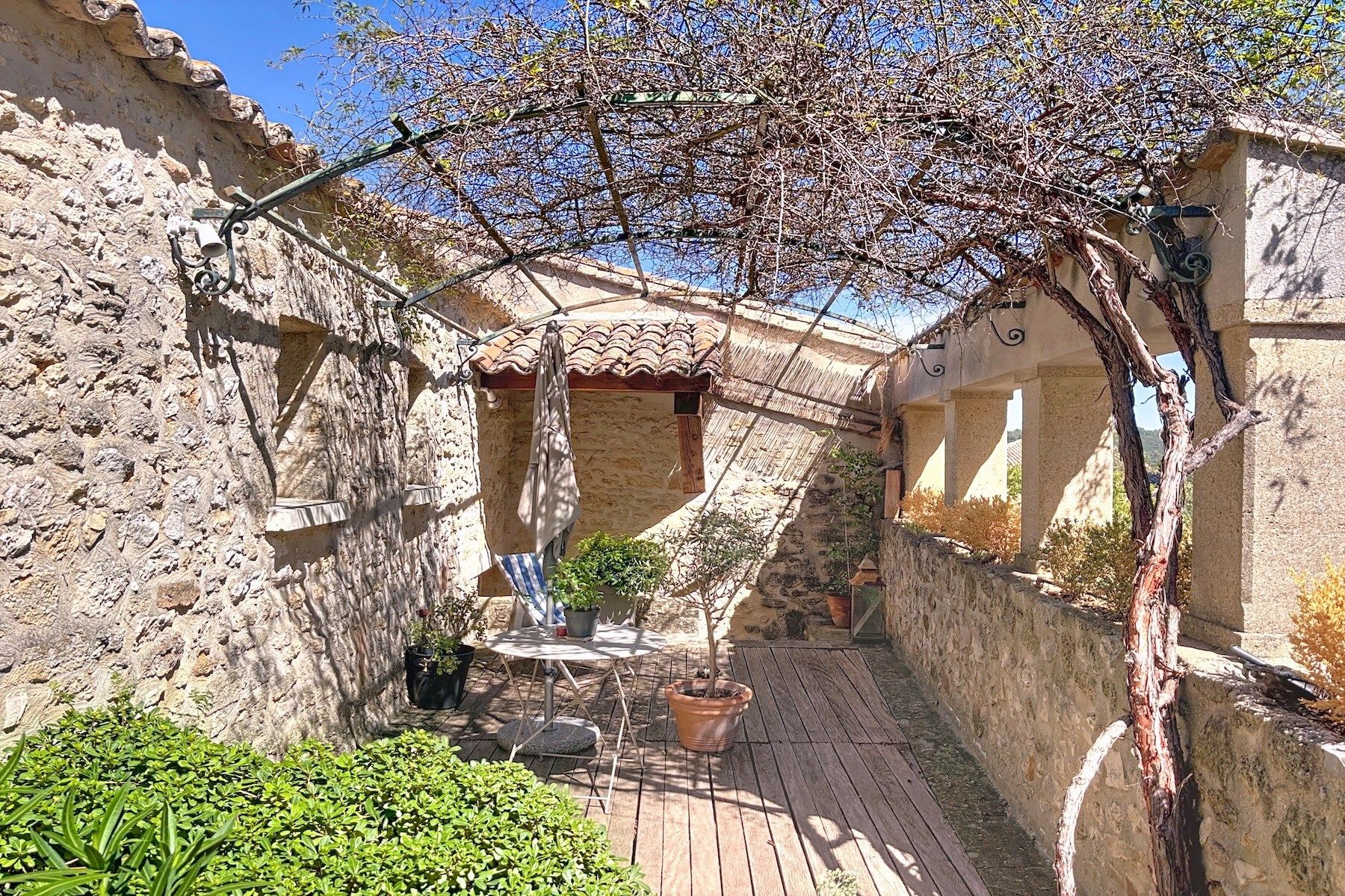 luxury house 9 Rooms for sale on UZES (30700)