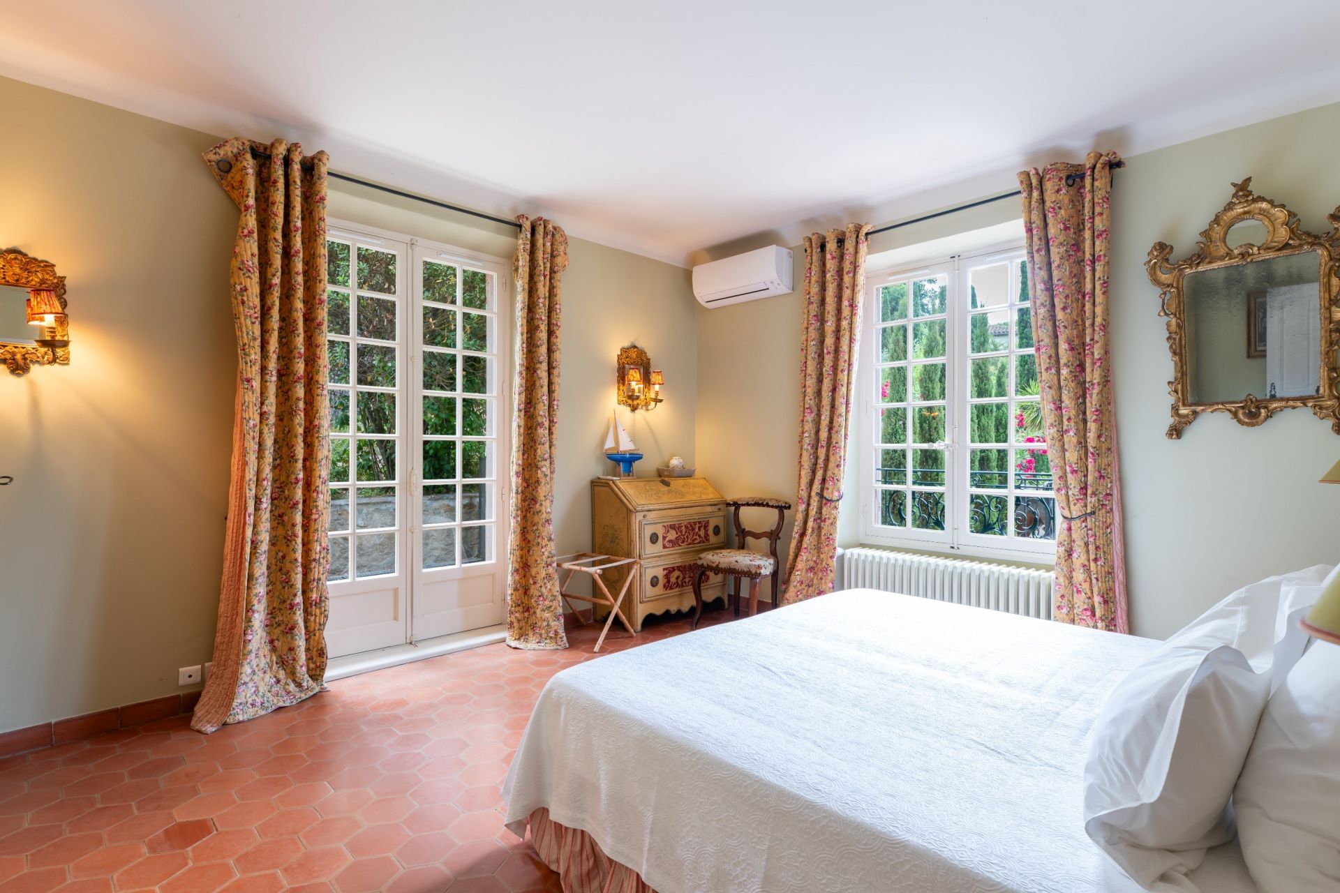 luxury provencale house 11 Rooms for sale on ST TROPEZ (83990)