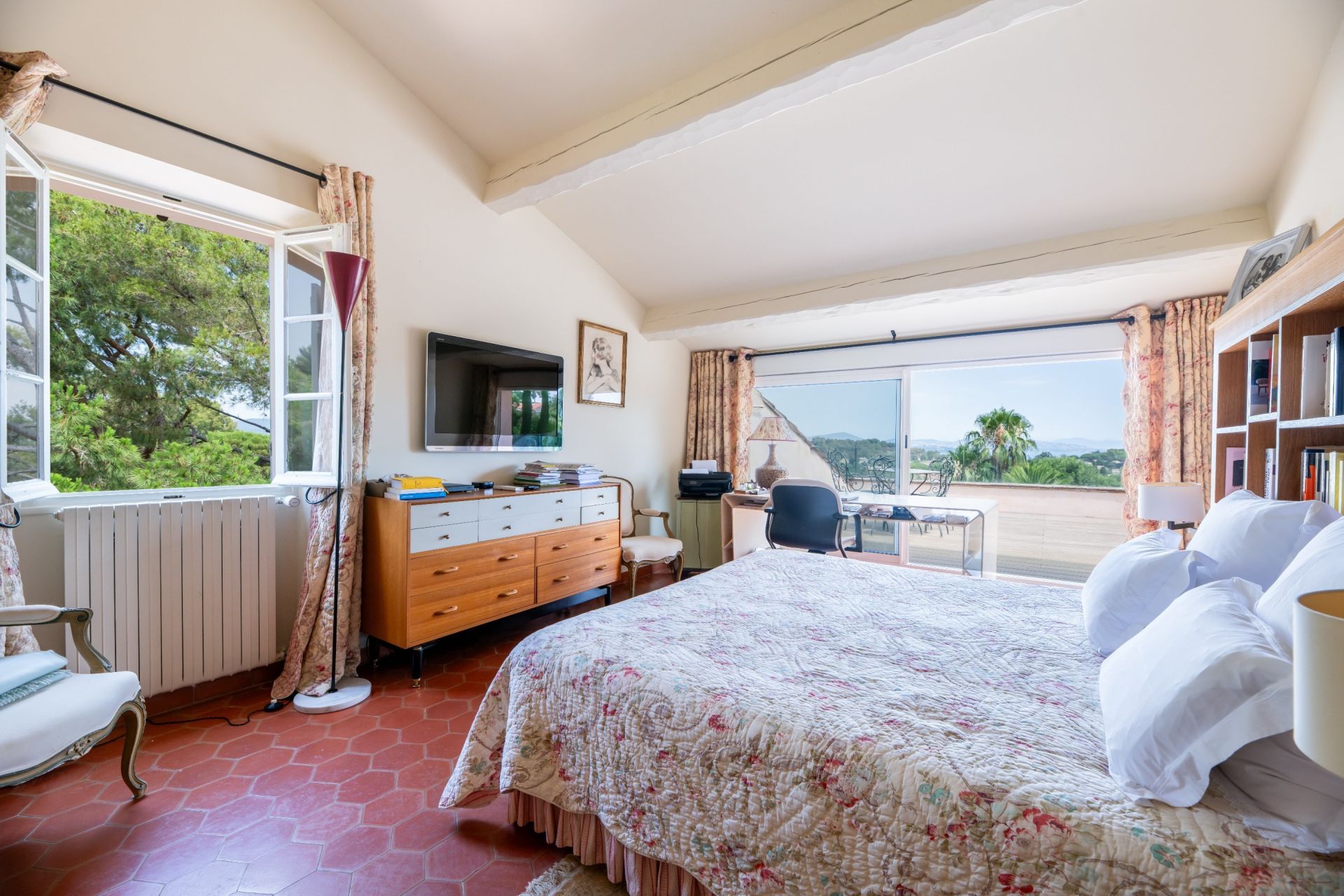 luxury provencale house 11 Rooms for sale on ST TROPEZ (83990)