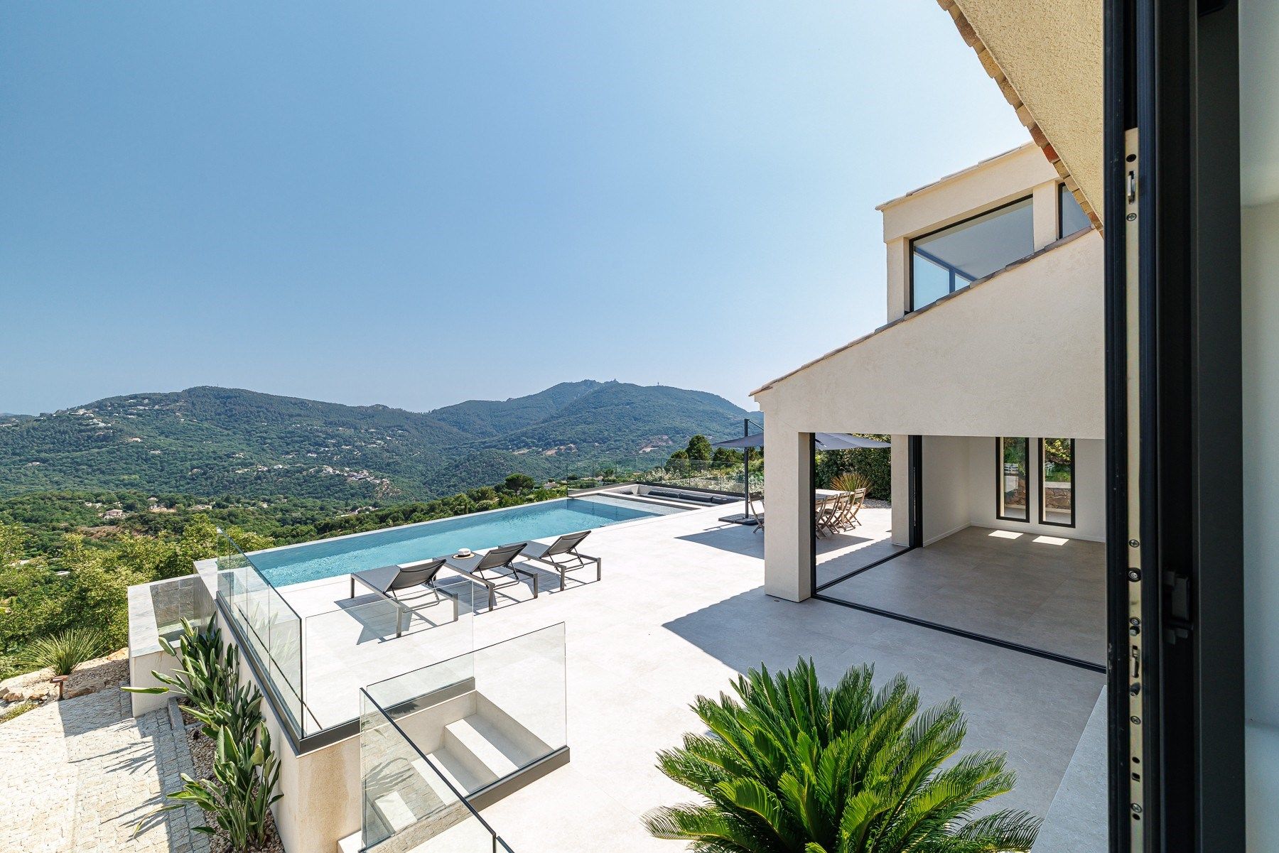 maison contemporaine 10 Pièces en vente sur LES ADRETS DE L ESTEREL (83600)