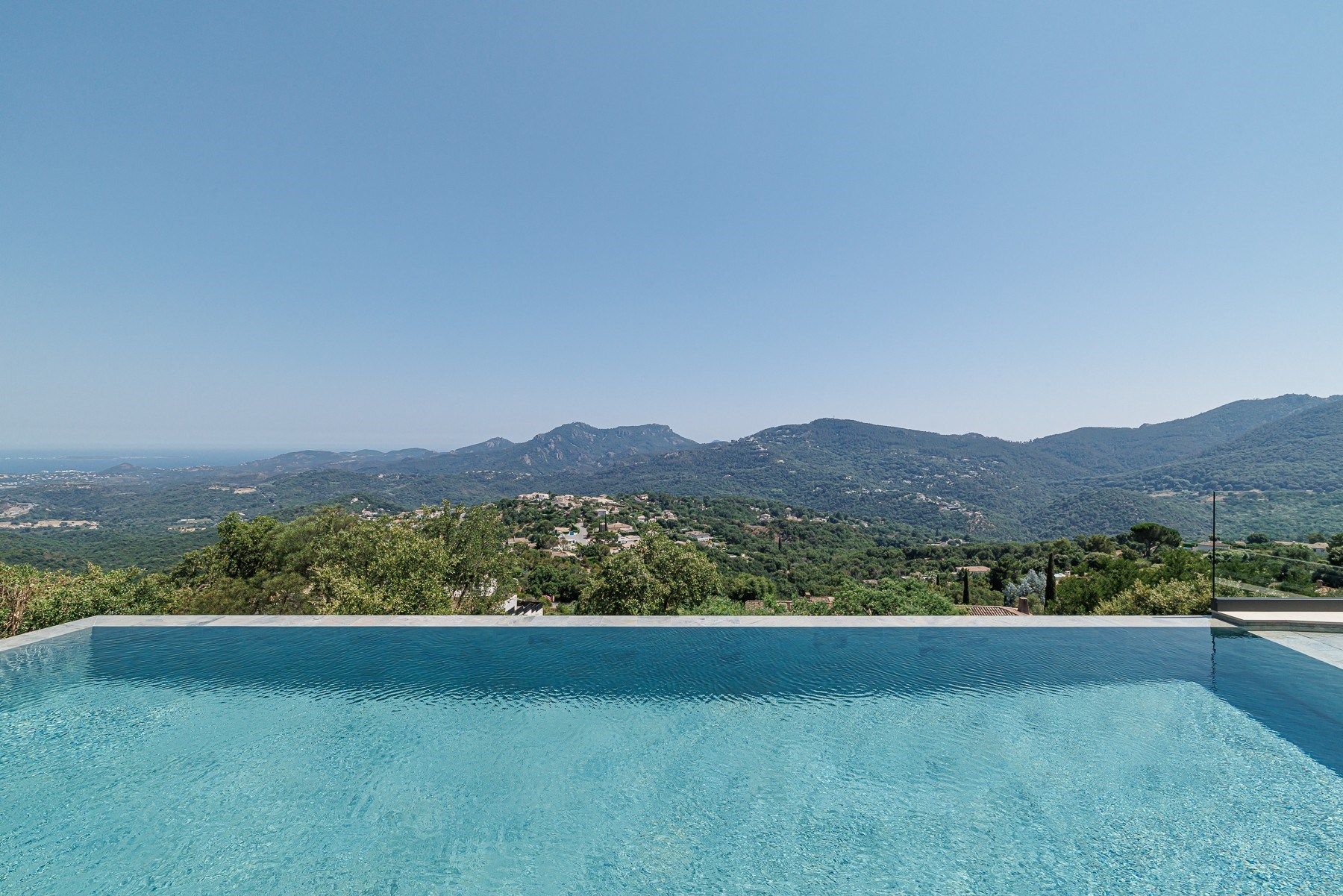 maison contemporaine 10 Pièces en vente sur LES ADRETS DE L ESTEREL (83600)