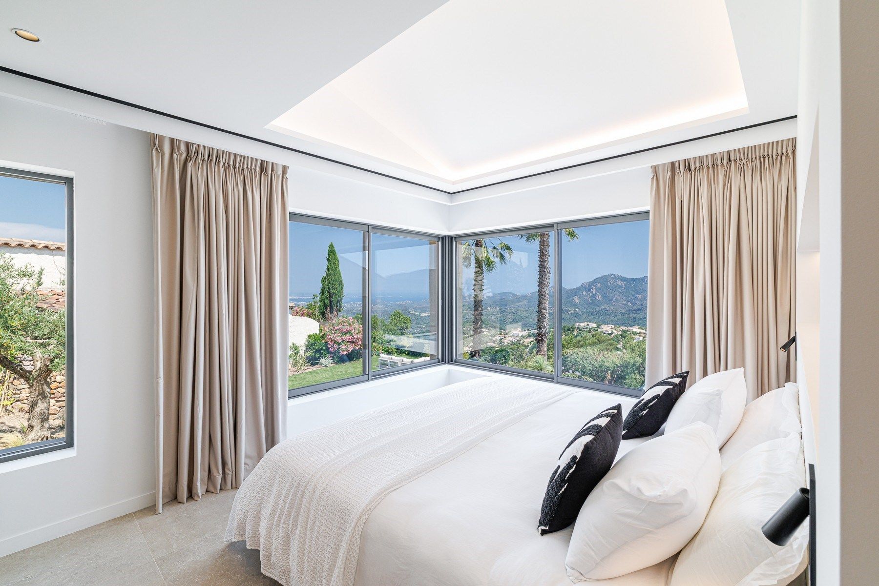 maison contemporaine 10 Pièces en vente sur LES ADRETS DE L ESTEREL (83600)