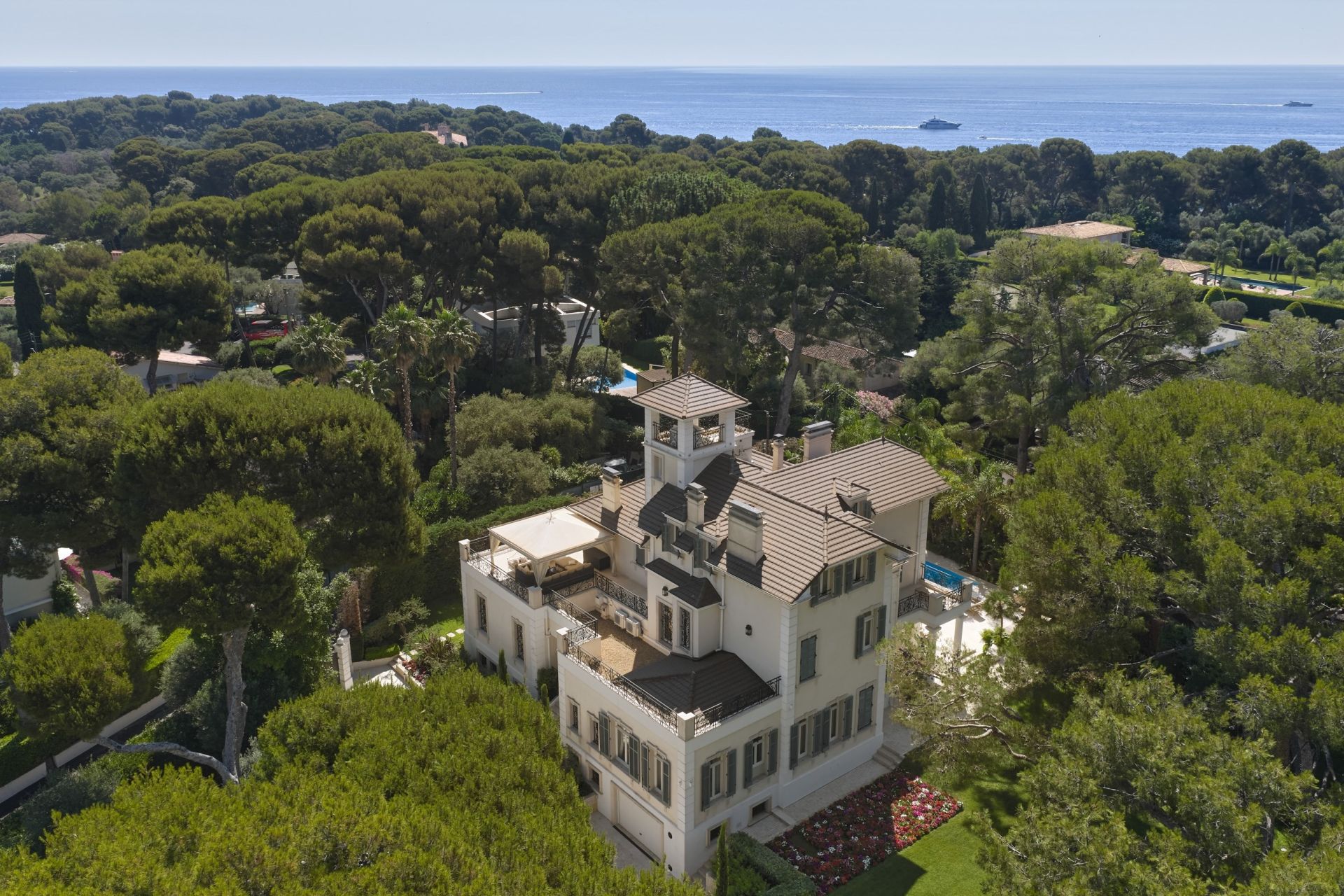 mansion (hôtel particulier) 11 Rooms for sale on CAP D ANTIBES (06160)