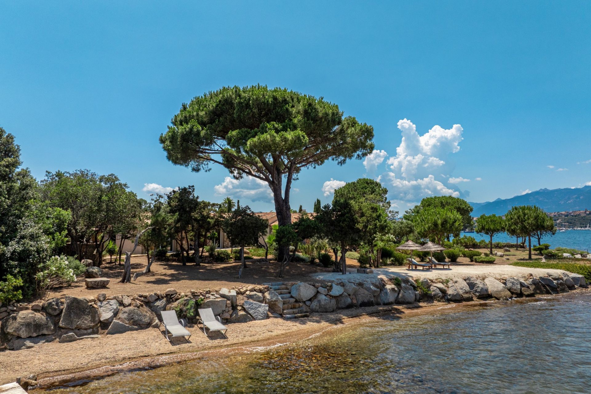 luxury villa 6 Rooms for sale on PORTO VECCHIO (20137)