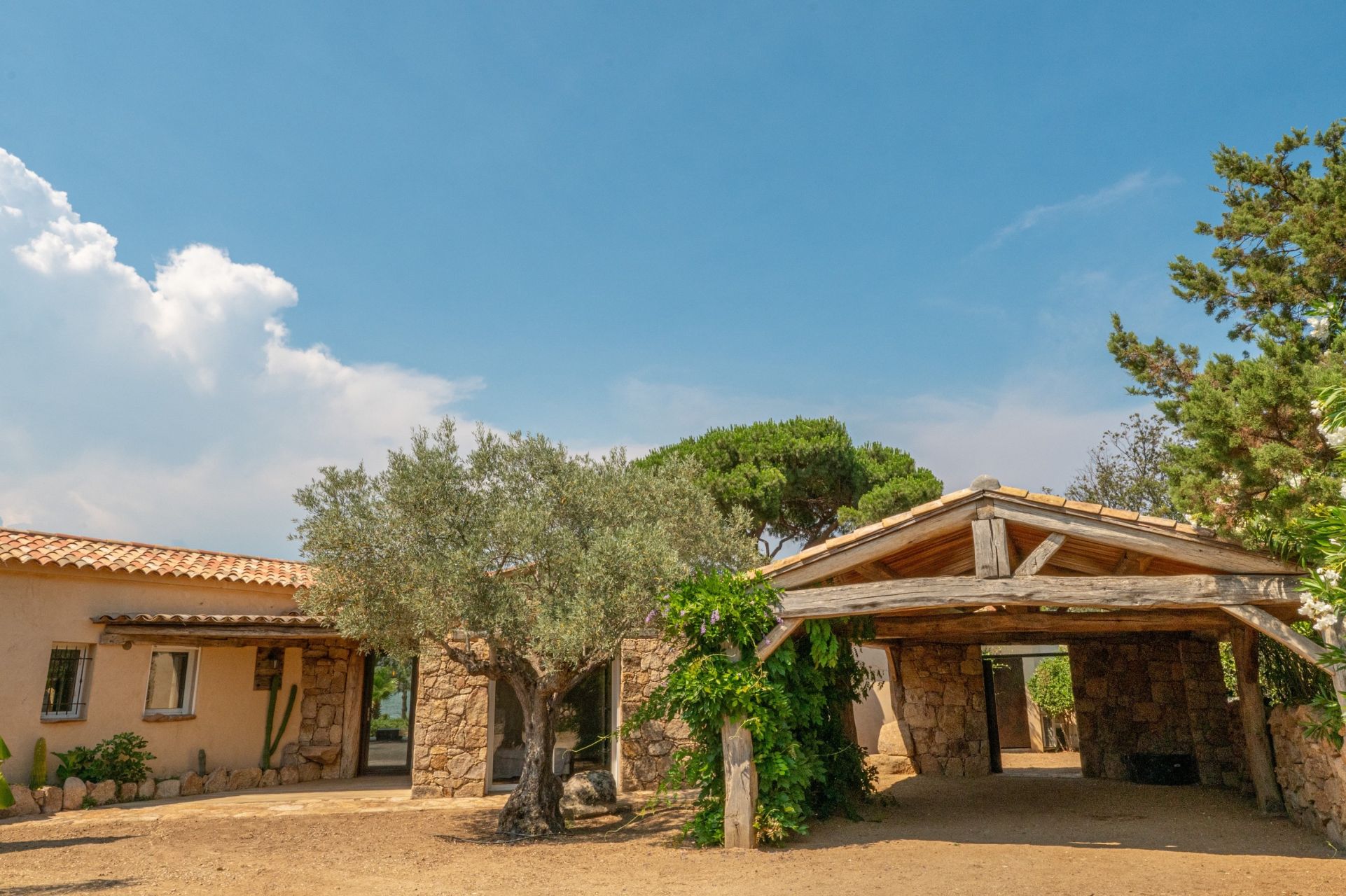 luxury villa 6 Rooms for sale on PORTO VECCHIO (20137)