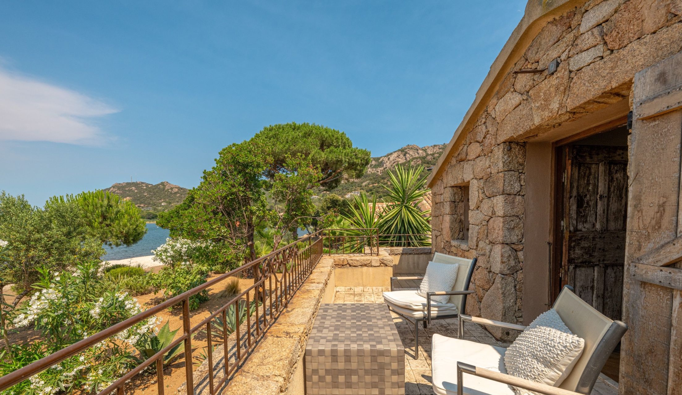 luxury villa 6 Rooms for sale on PORTO VECCHIO (20137)