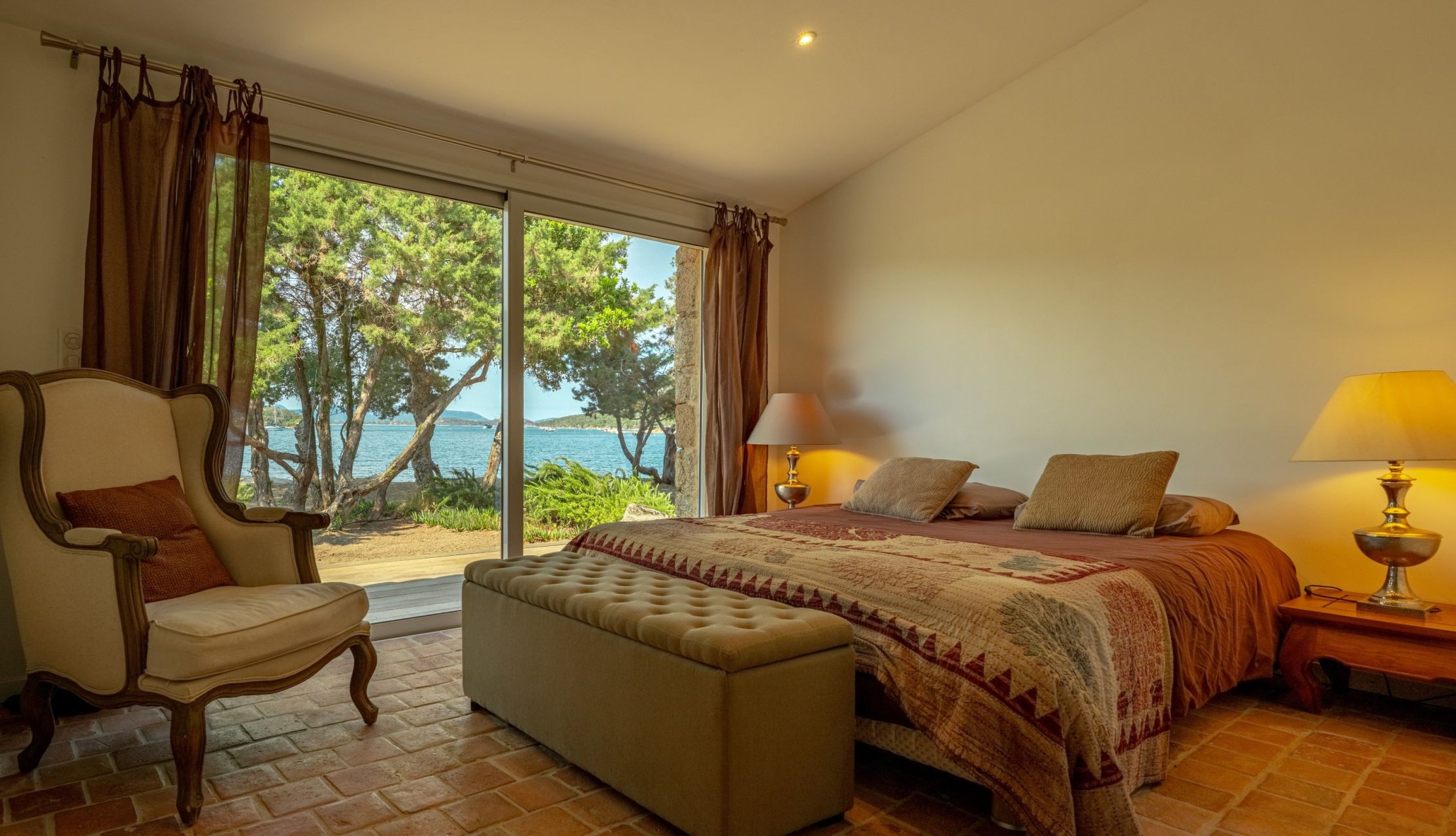 luxury villa 6 Rooms for sale on PORTO VECCHIO (20137)