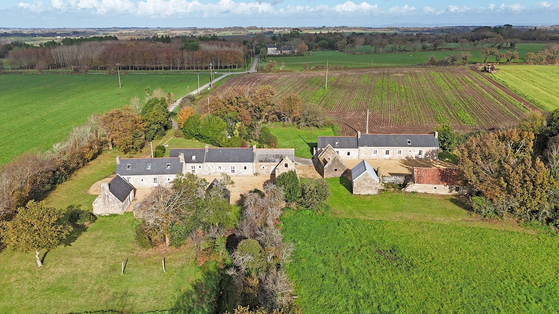 farm complex 11 Rooms for sale on GUILER SUR GOYEN (29710)