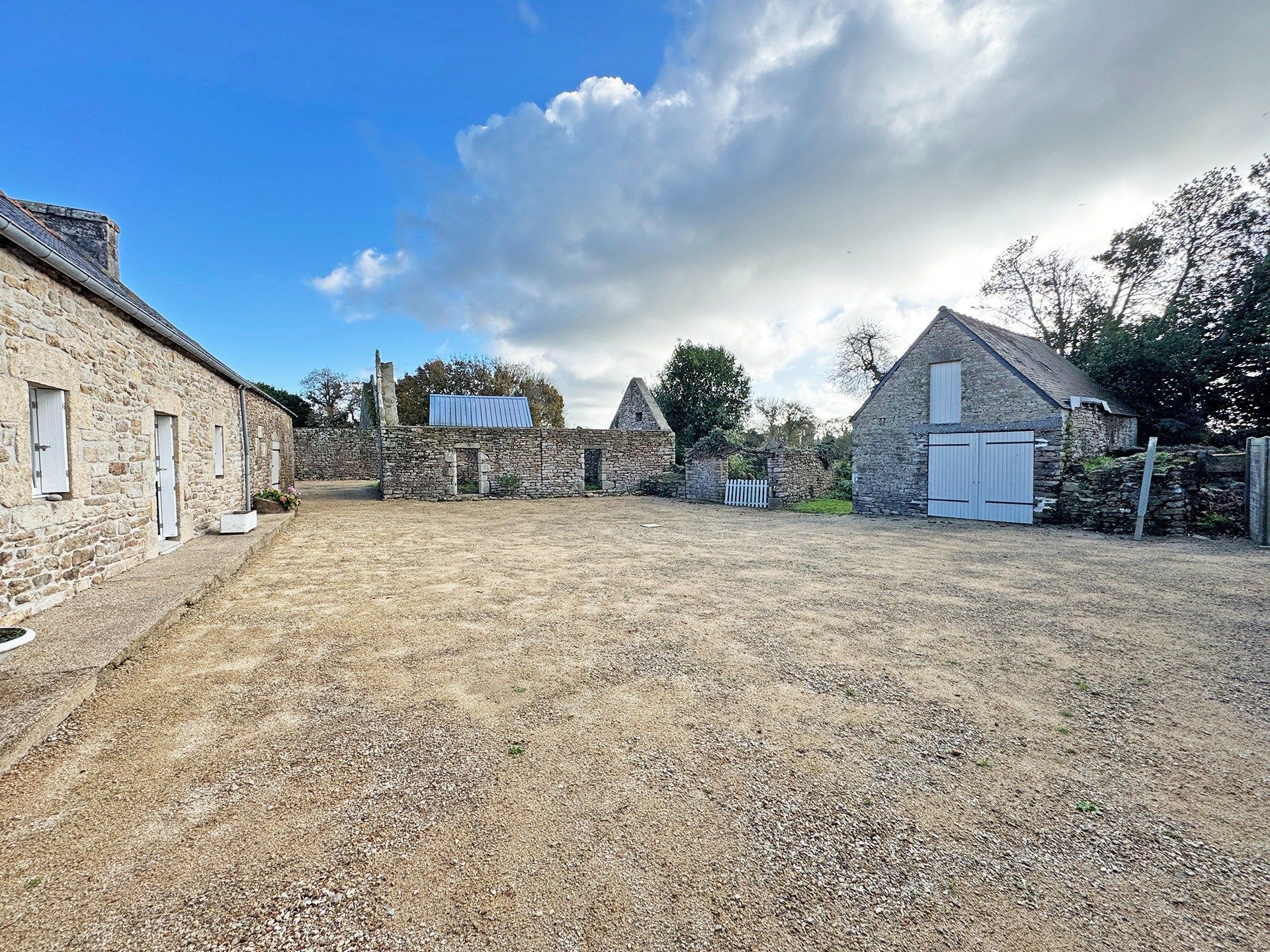 farm complex 11 Rooms for sale on GUILER SUR GOYEN (29710)