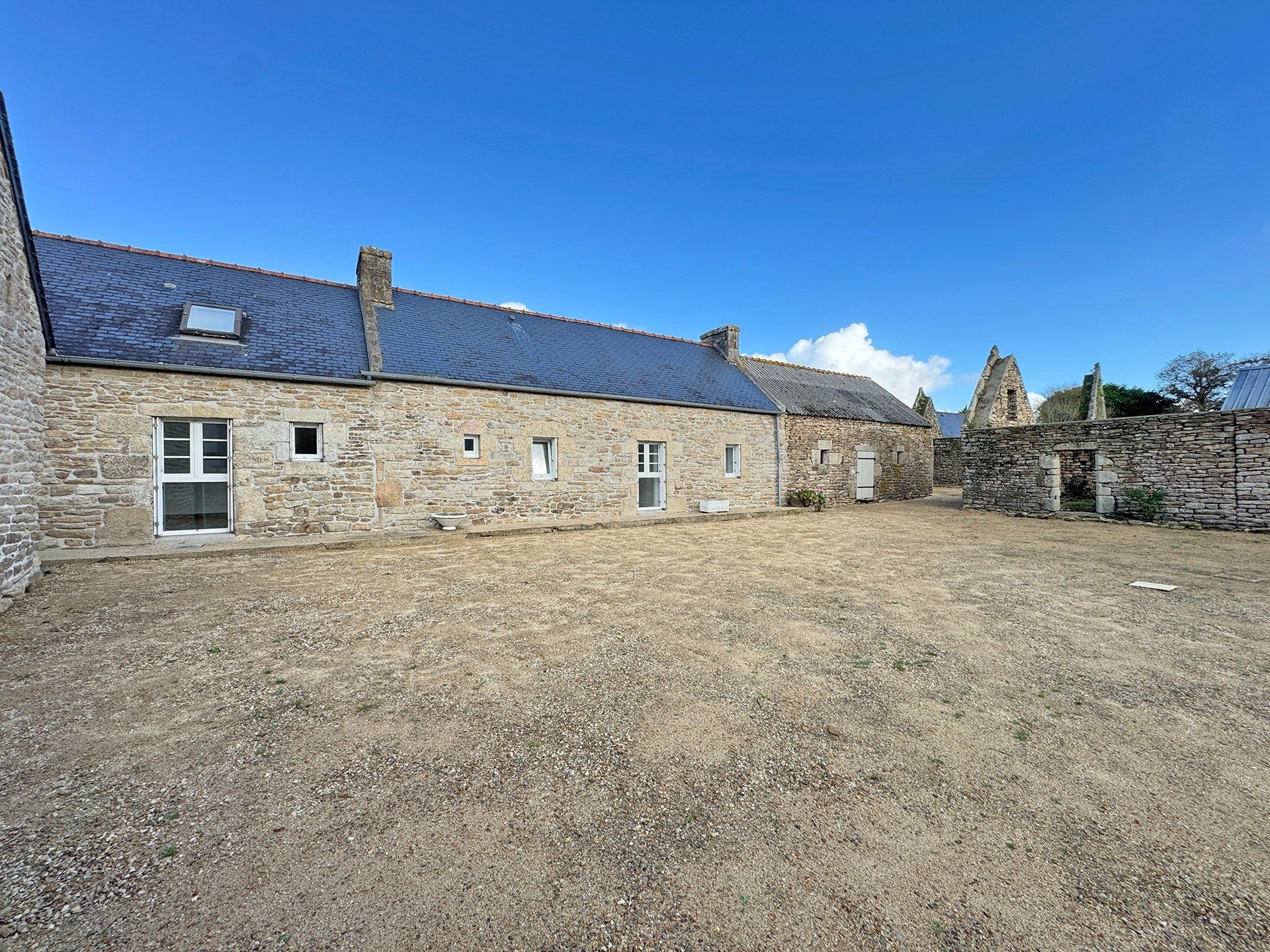 farm complex 11 Rooms for sale on GUILER SUR GOYEN (29710)