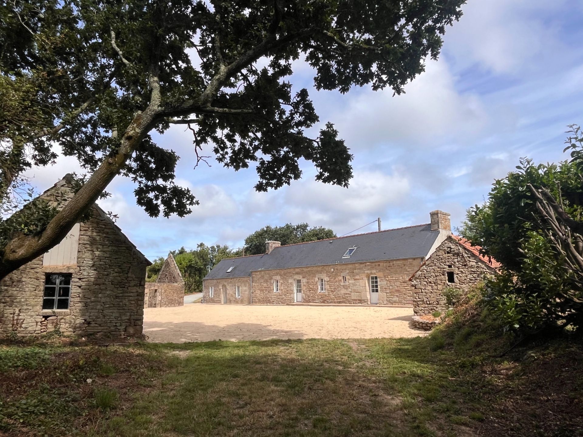 farm complex 11 Rooms for sale on GUILER SUR GOYEN (29710)