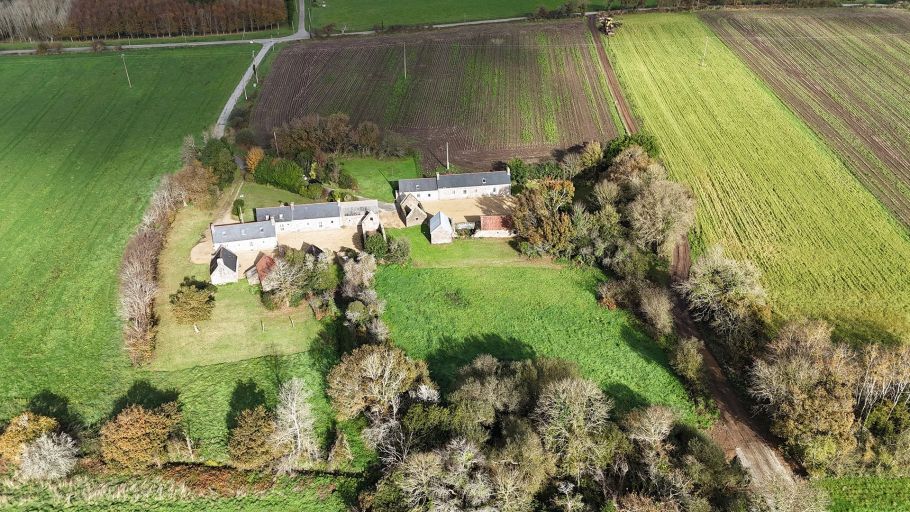 farm complex 11 Rooms for sale on GUILER SUR GOYEN (29710)