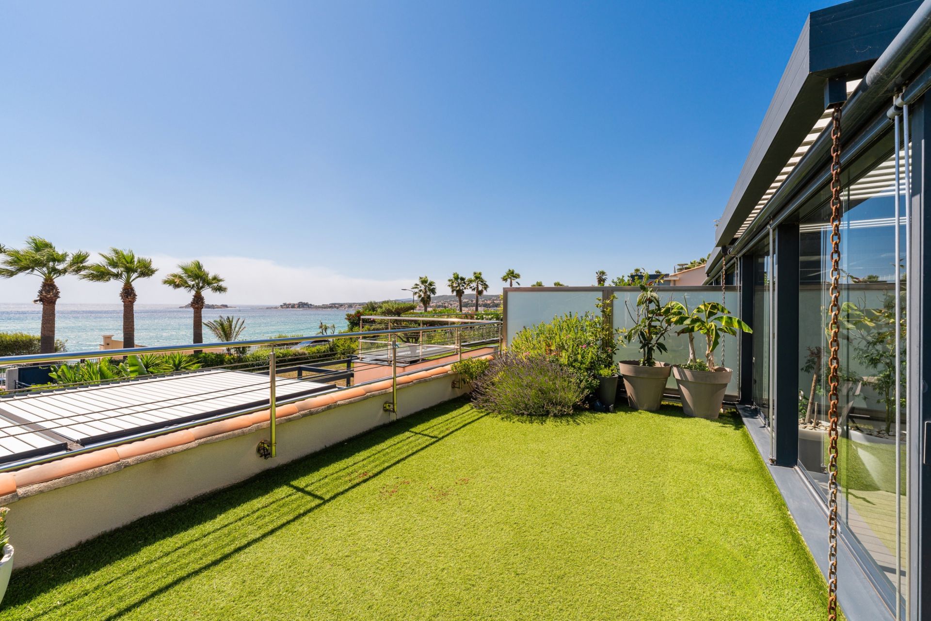 luxury apartment 4 Rooms for sale on SANARY SUR MER (83110)