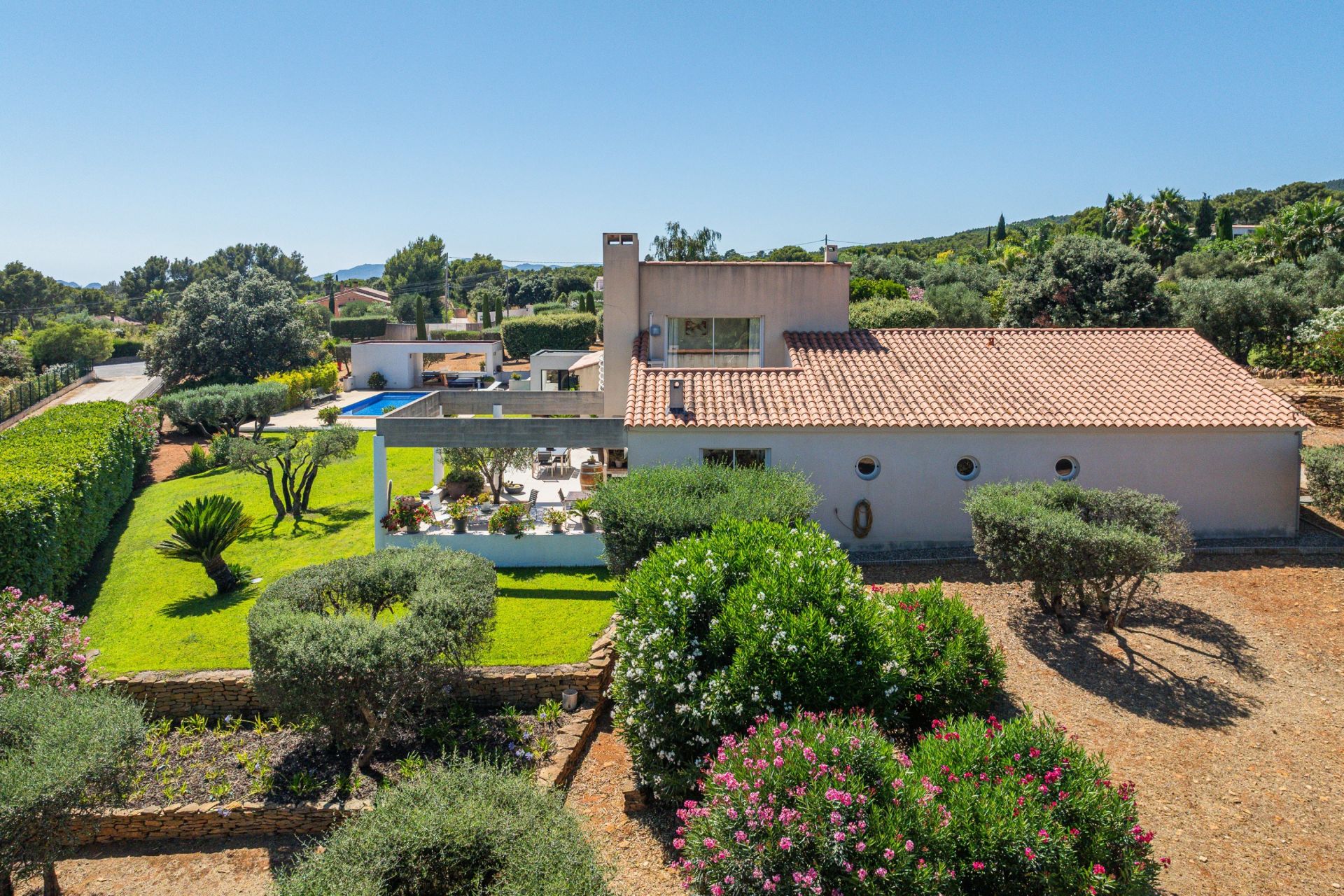 luxury house 6 Rooms for sale on LA CADIERE D AZUR (83740)