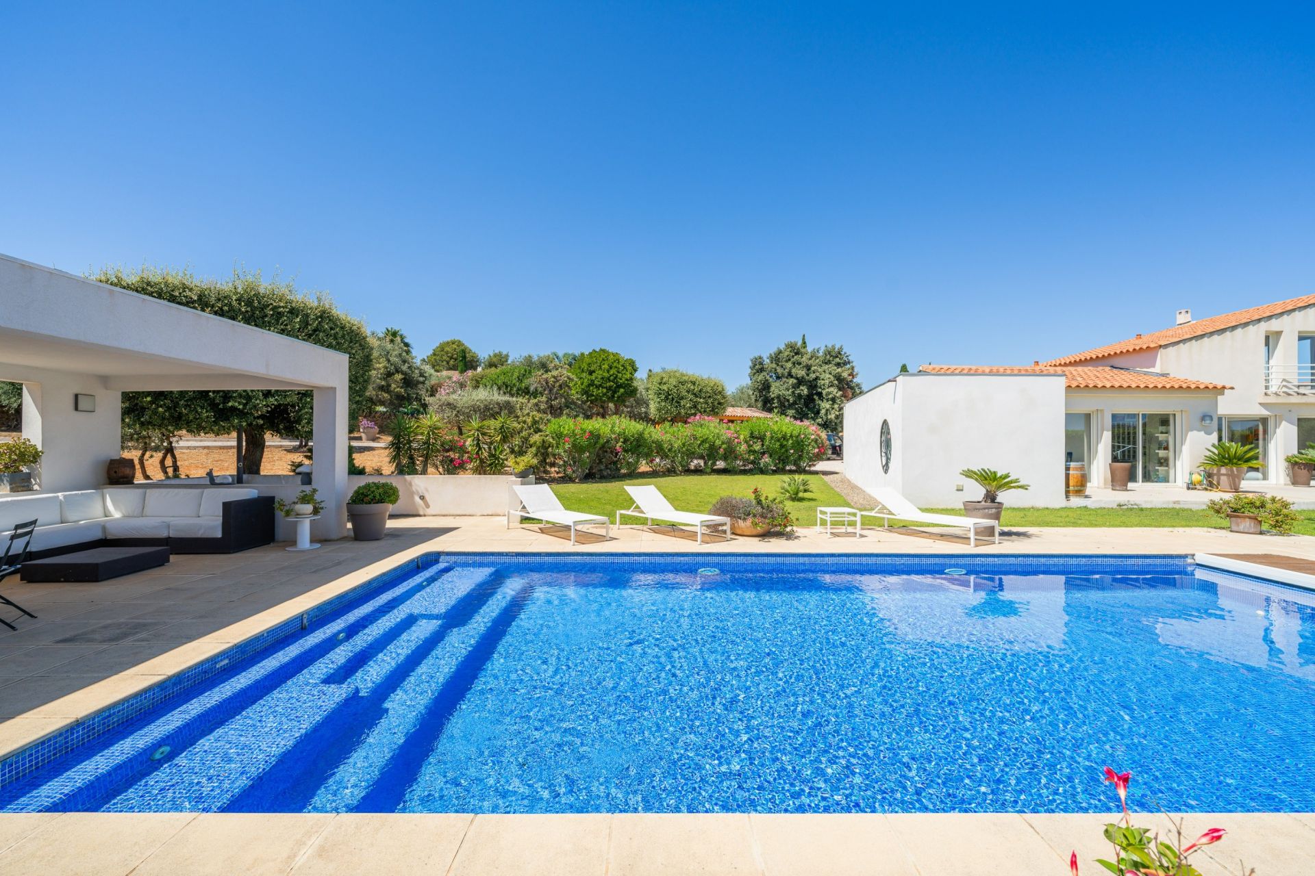 luxury house 6 Rooms for sale on LA CADIERE D AZUR (83740)