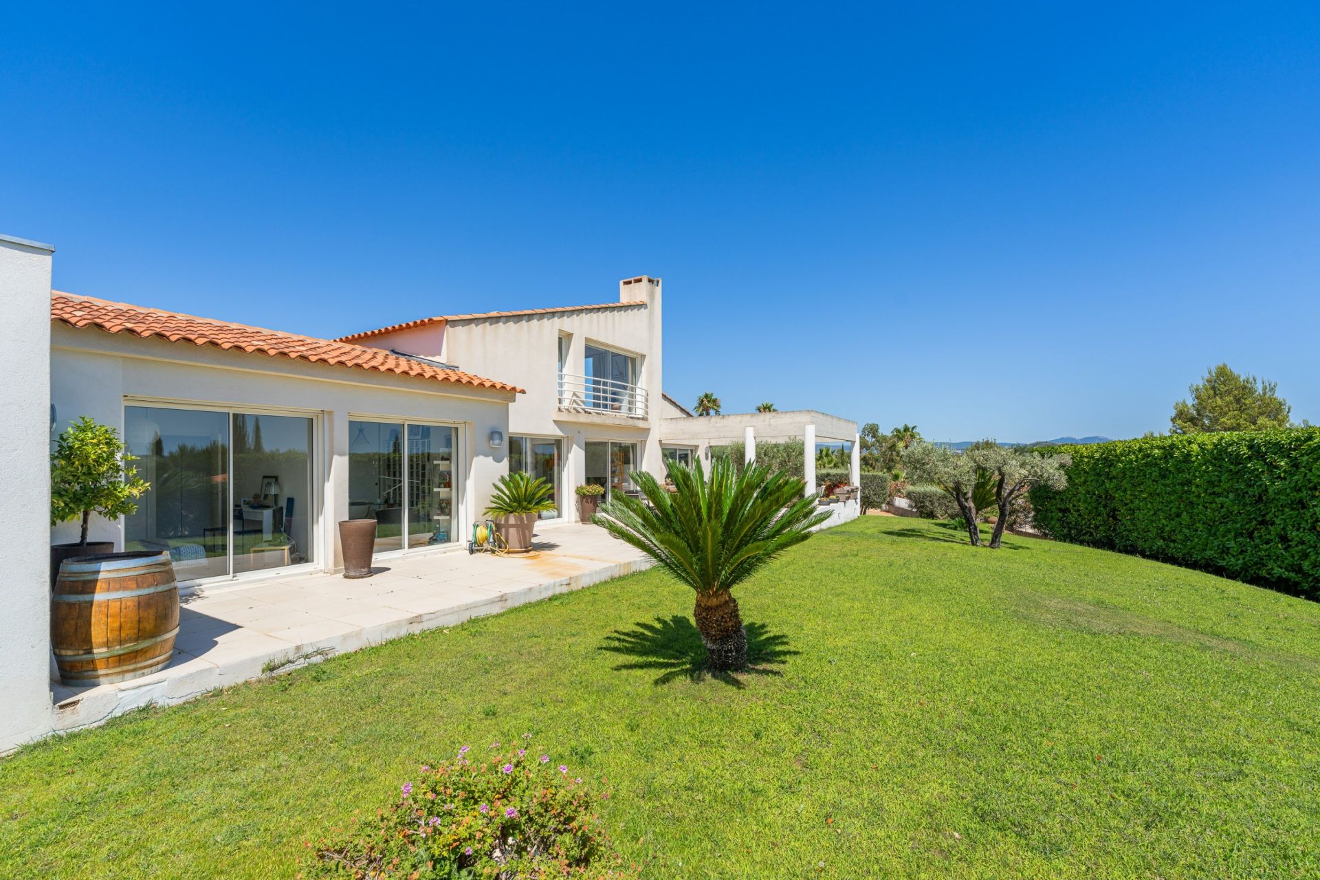 luxury house 6 Rooms for sale on LA CADIERE D AZUR (83740)