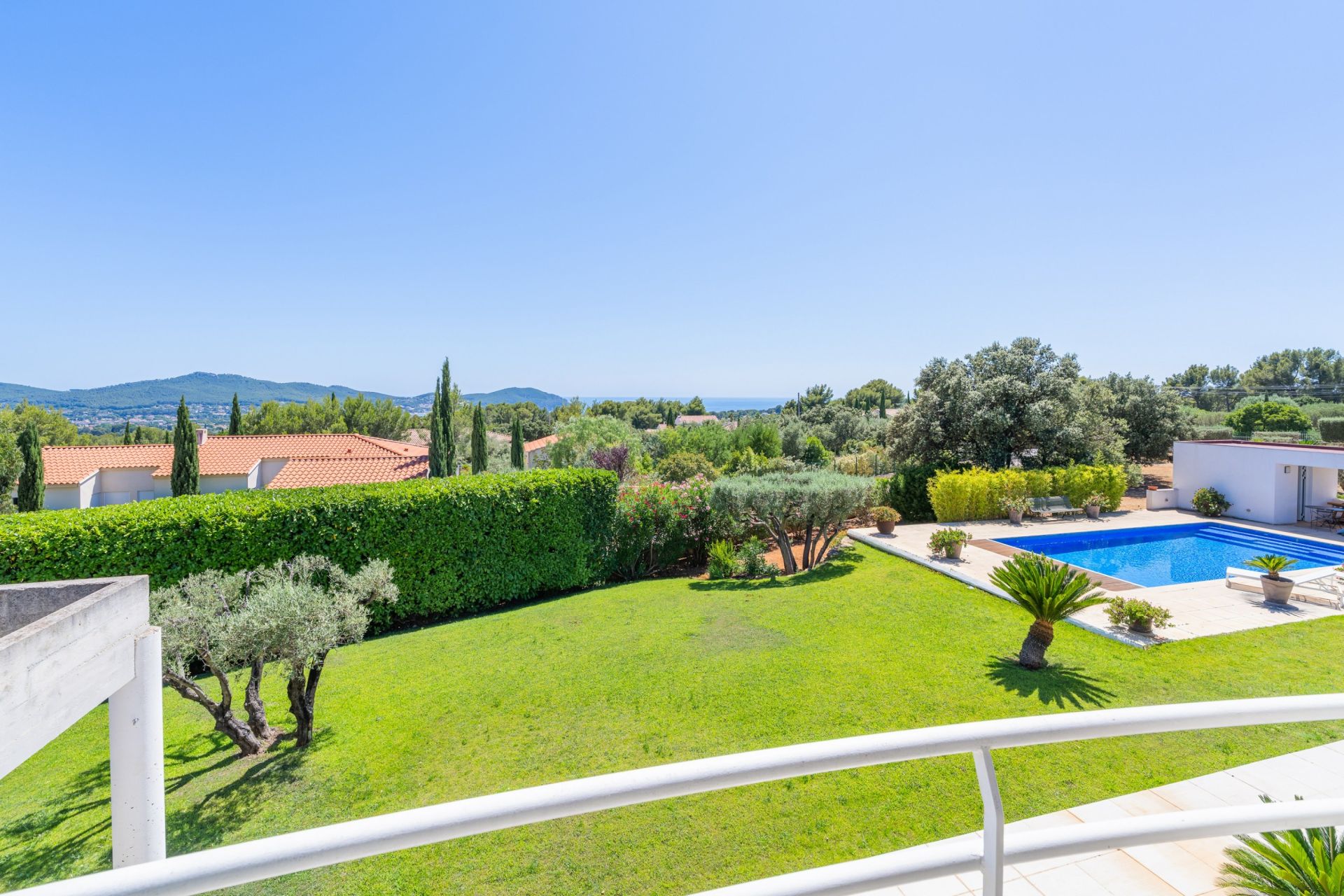 luxury house 6 Rooms for sale on LA CADIERE D AZUR (83740)