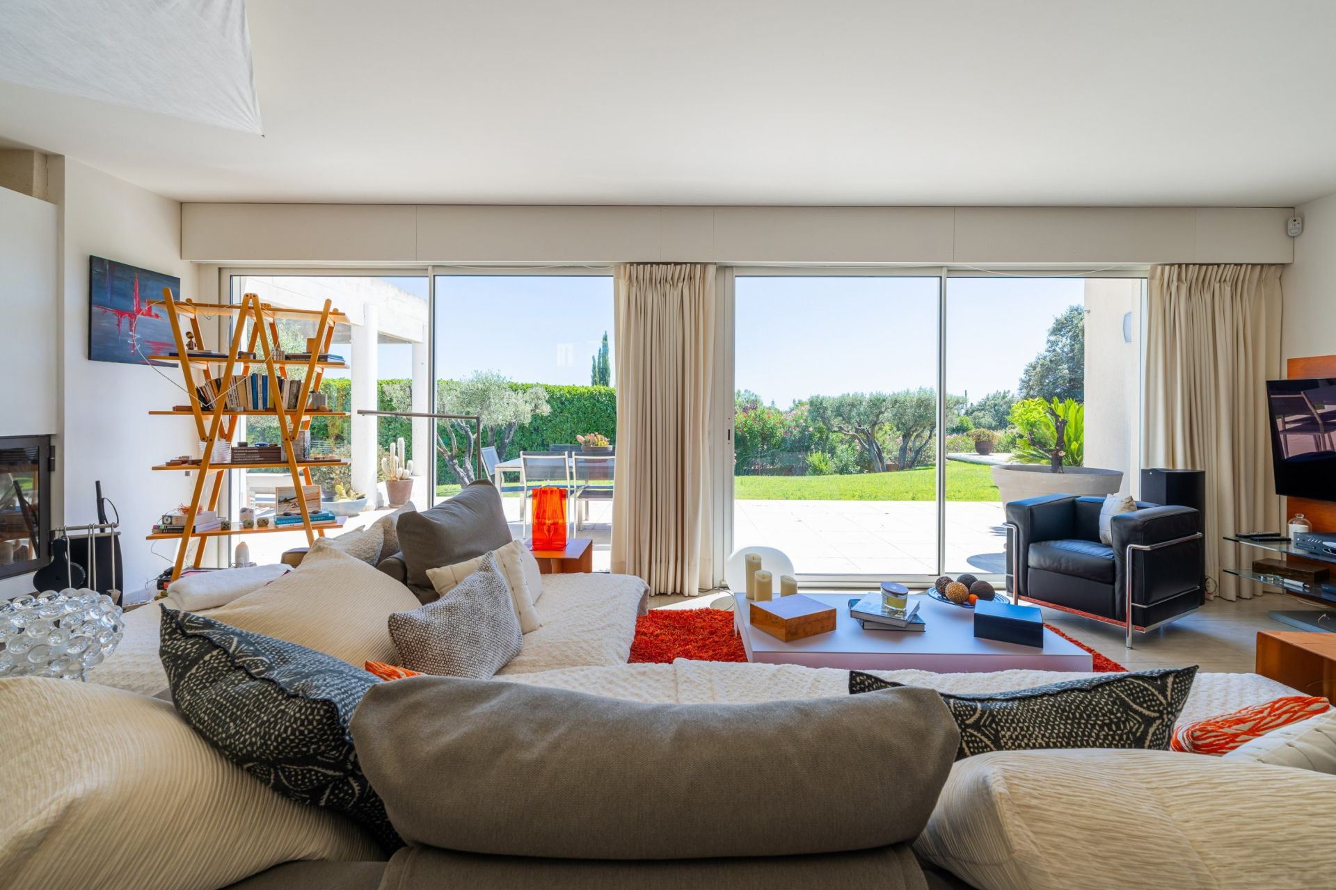 luxury house 6 Rooms for sale on LA CADIERE D AZUR (83740)