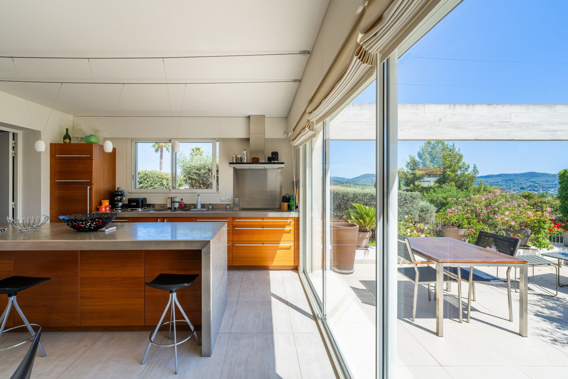 luxury house 6 Rooms for sale on LA CADIERE D AZUR (83740)