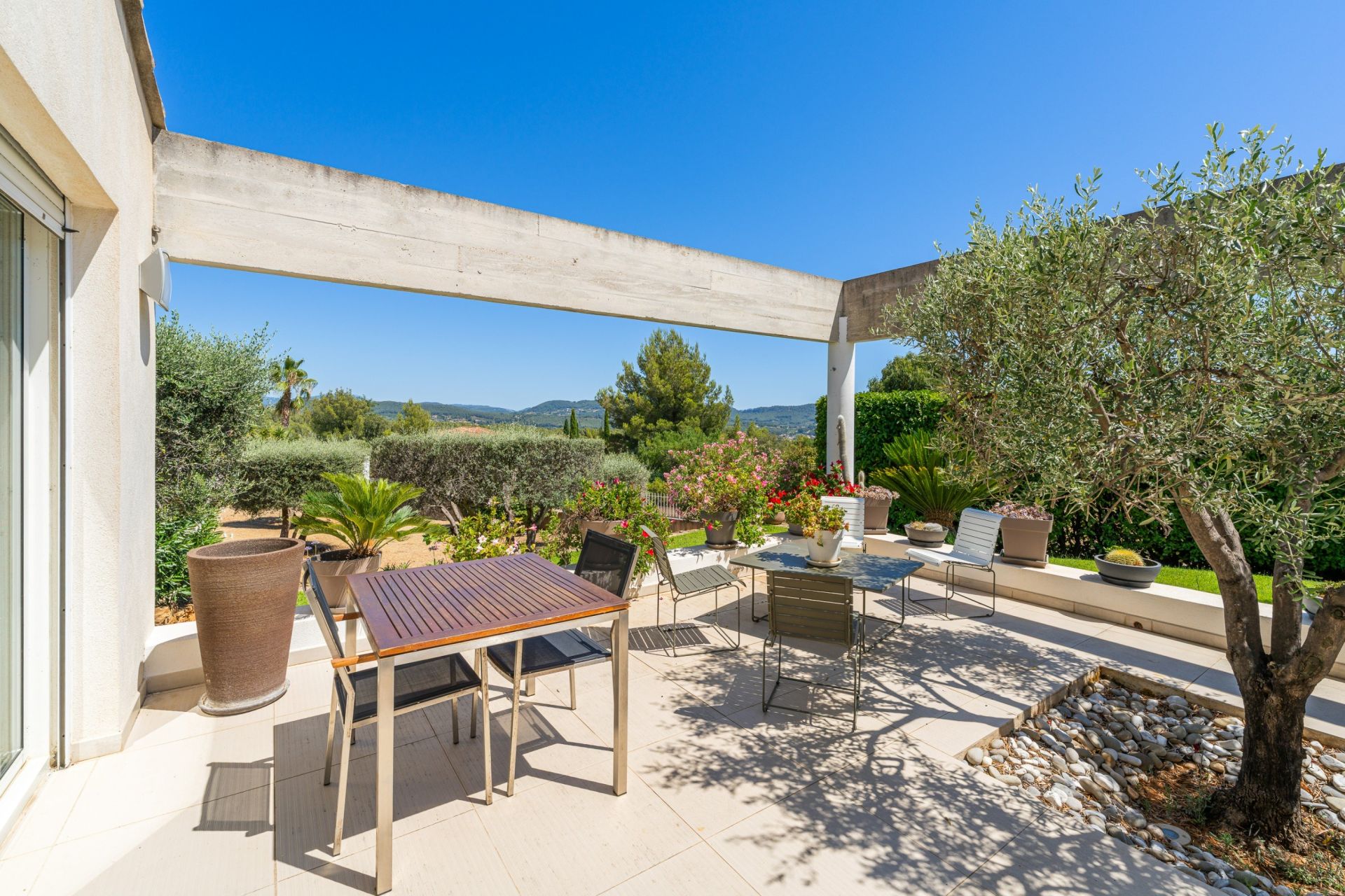 luxury house 6 Rooms for sale on LA CADIERE D AZUR (83740)