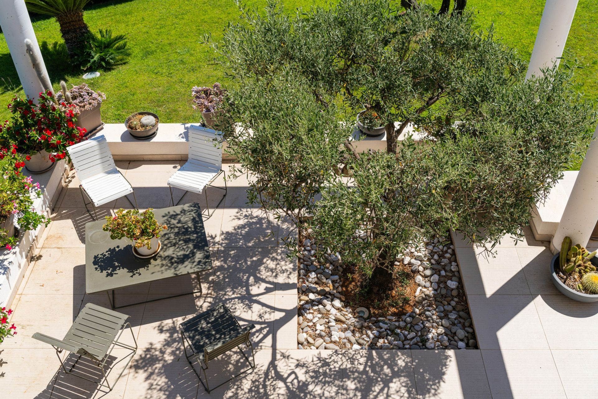 luxury house 6 Rooms for sale on LA CADIERE D AZUR (83740)