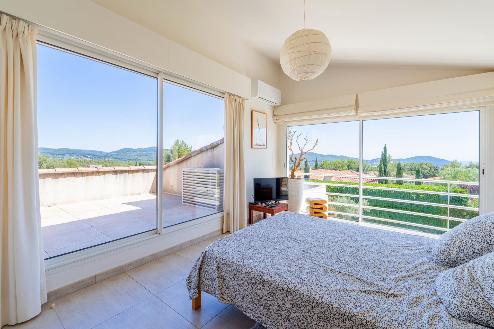 luxury house 6 Rooms for sale on LA CADIERE D AZUR (83740)