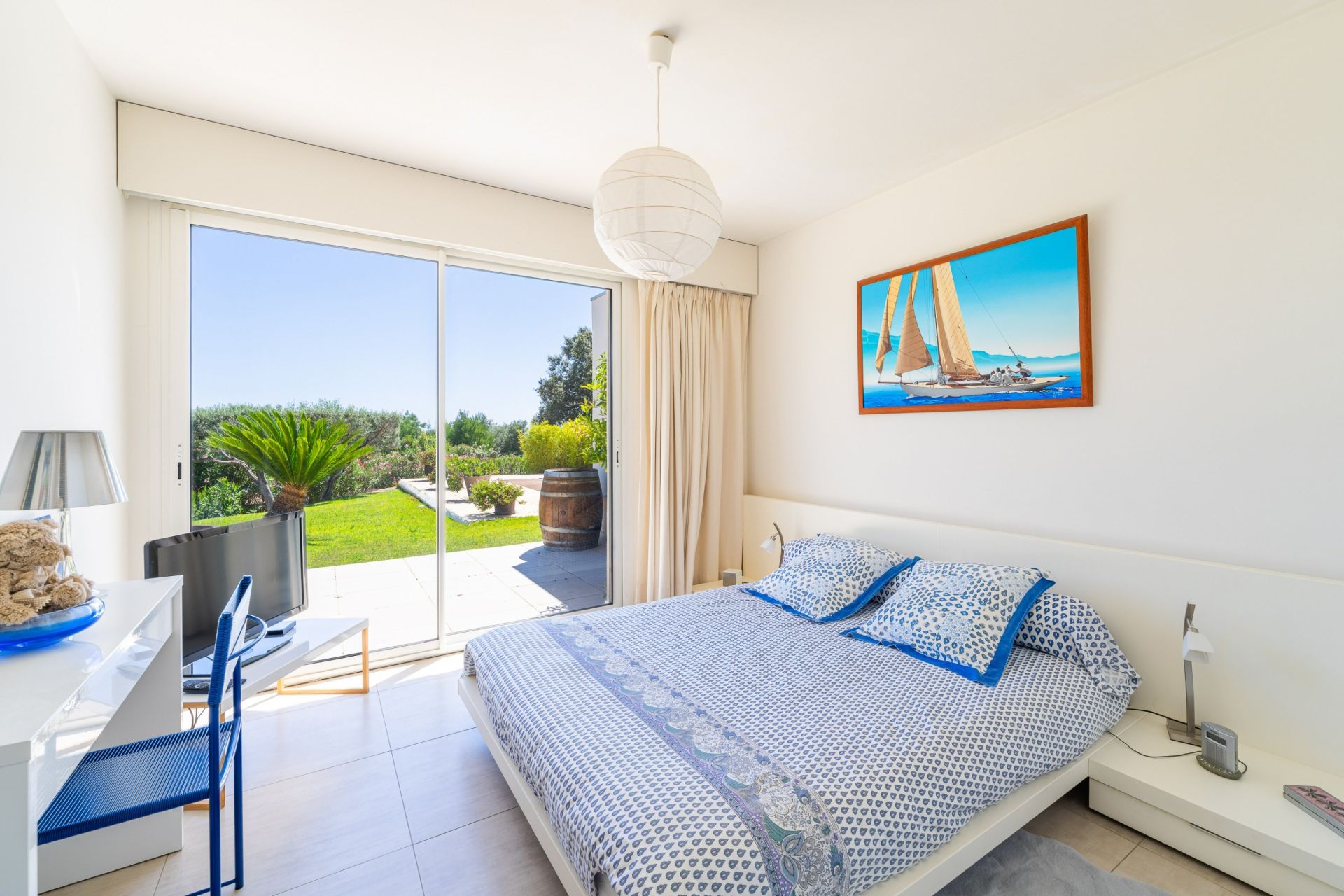 luxury house 6 Rooms for sale on LA CADIERE D AZUR (83740)