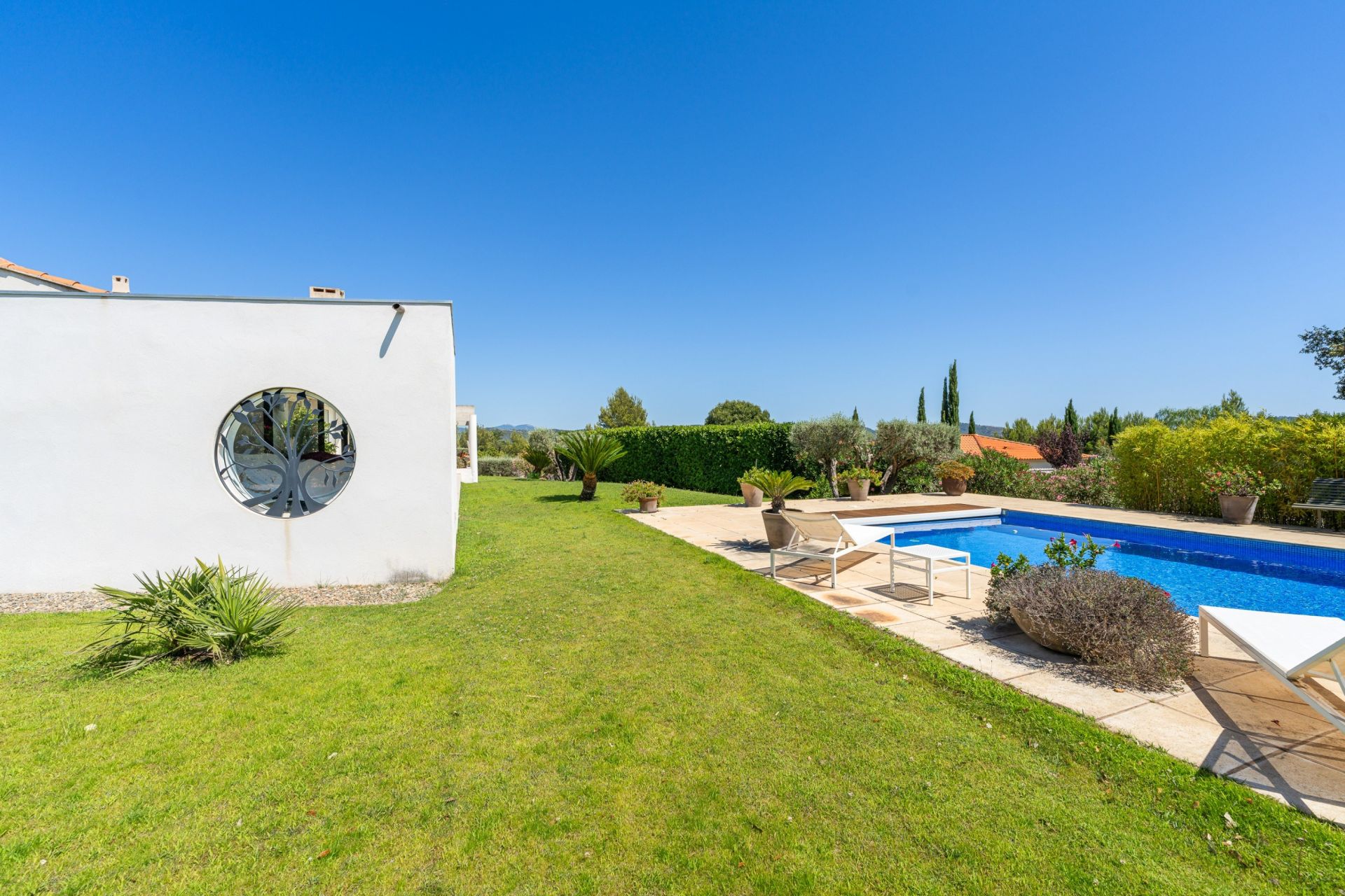 luxury house 6 Rooms for sale on LA CADIERE D AZUR (83740)