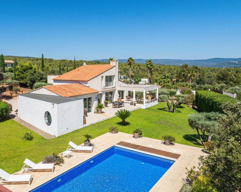 luxury house 6 Rooms for sale on LA CADIERE D AZUR (83740)