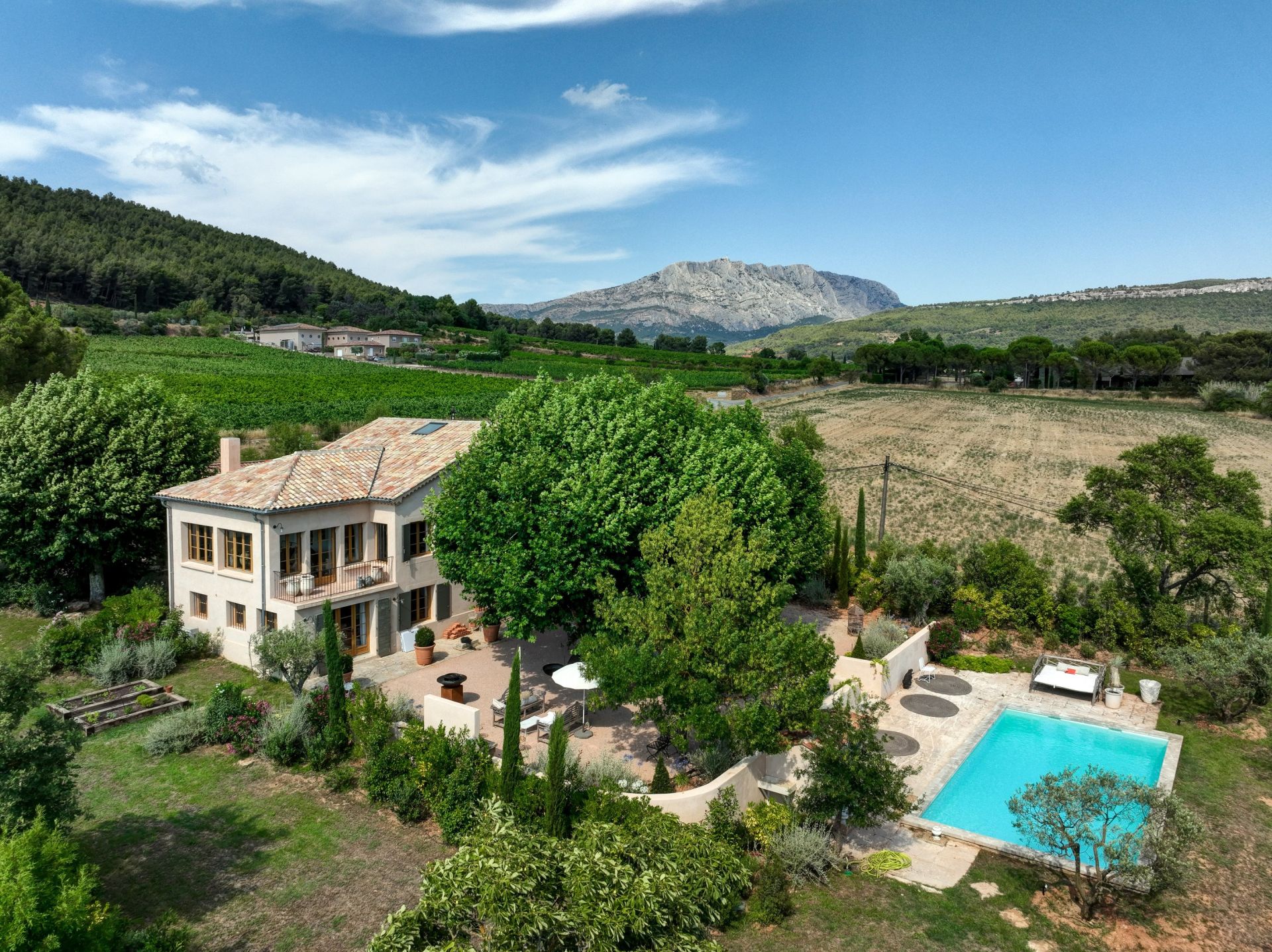 luxury house 8 Rooms for sale on AIX EN PROVENCE (13100)