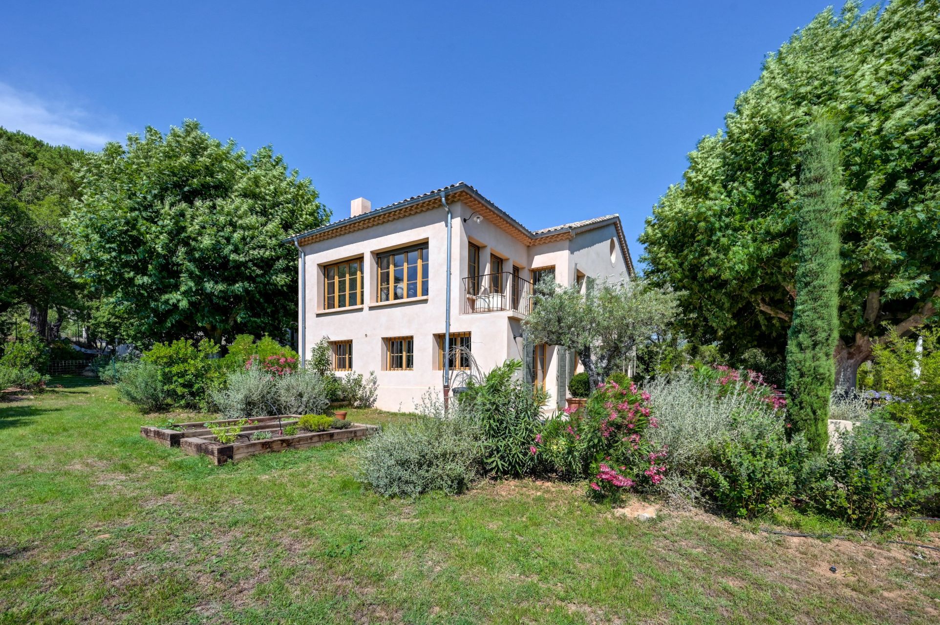 luxury house 8 Rooms for sale on AIX EN PROVENCE (13100)