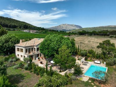 Sale Luxury house Aix-en-Provence 8 Rooms 340 m²