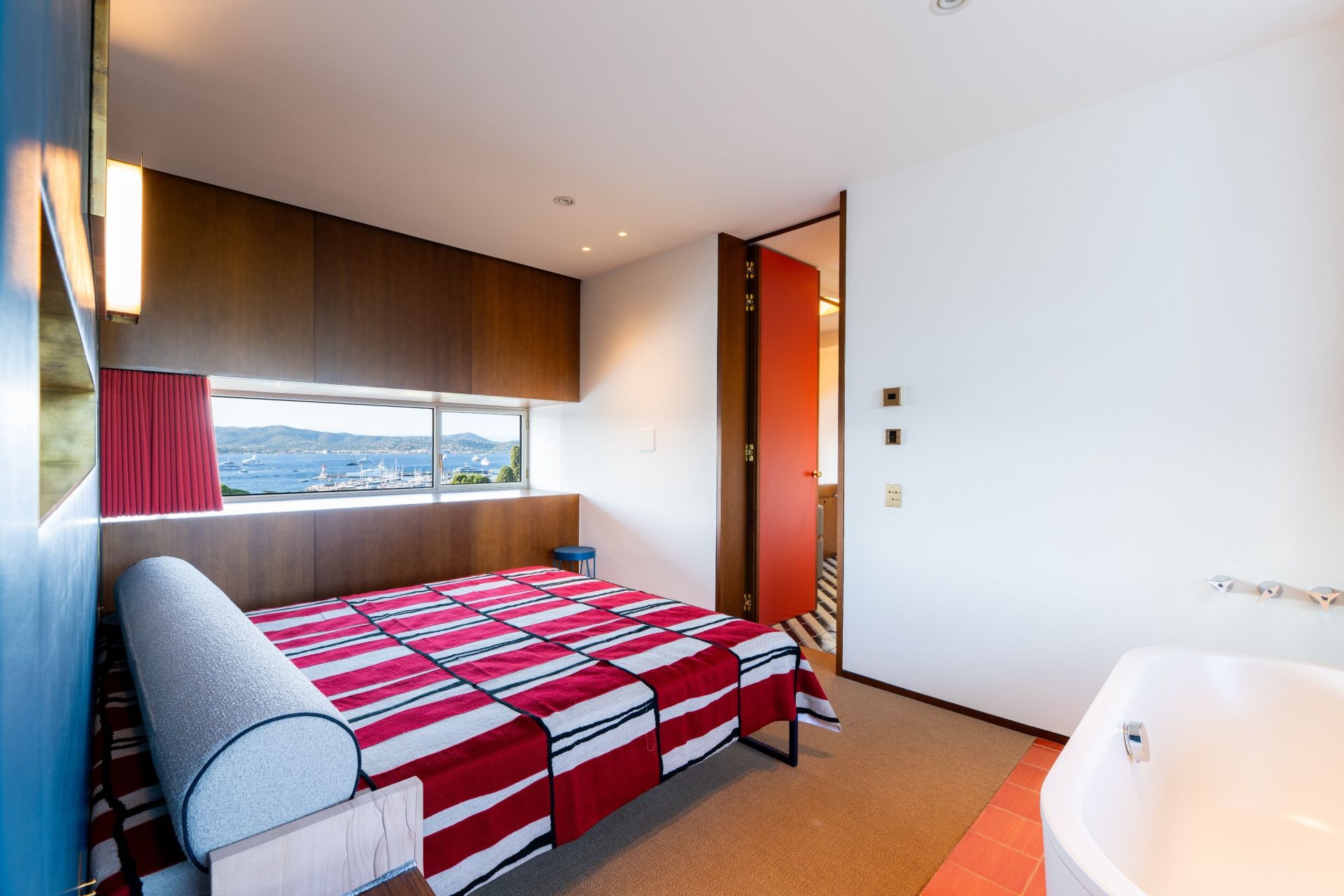 luxury apartment 4 Rooms for sale on ST TROPEZ (83990)